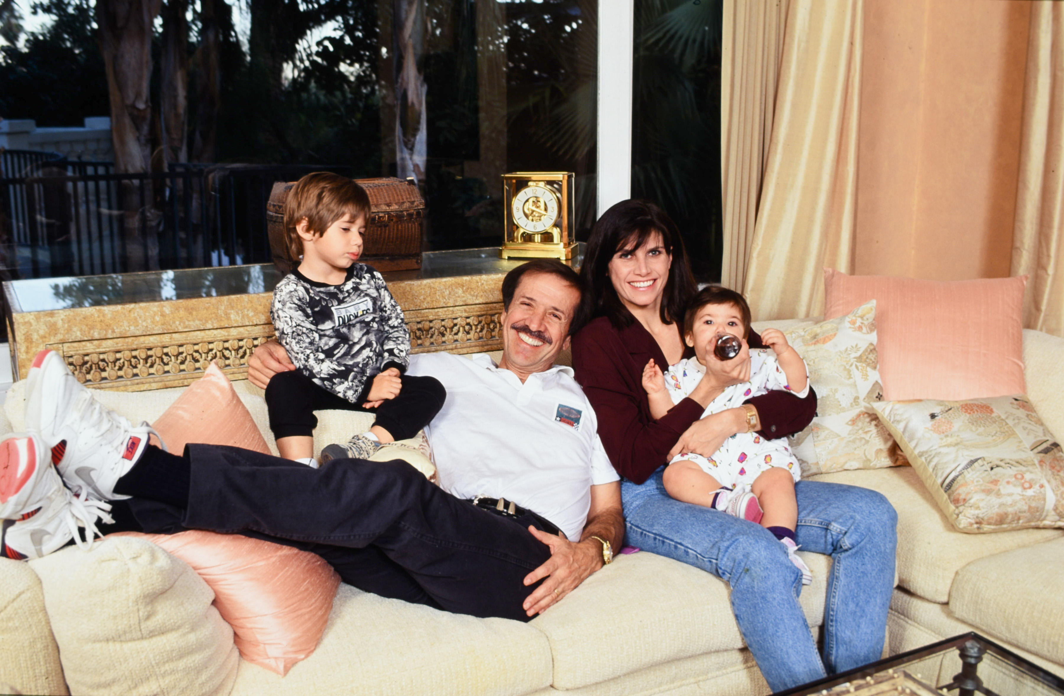 Sonny Bono y Mary Whitaker, su hija, Chianna Marie Bono y su hijo Chesare Elan Bono, el 1 de enero de 1991 en Palm Springs, California. | Foto: Getty Images