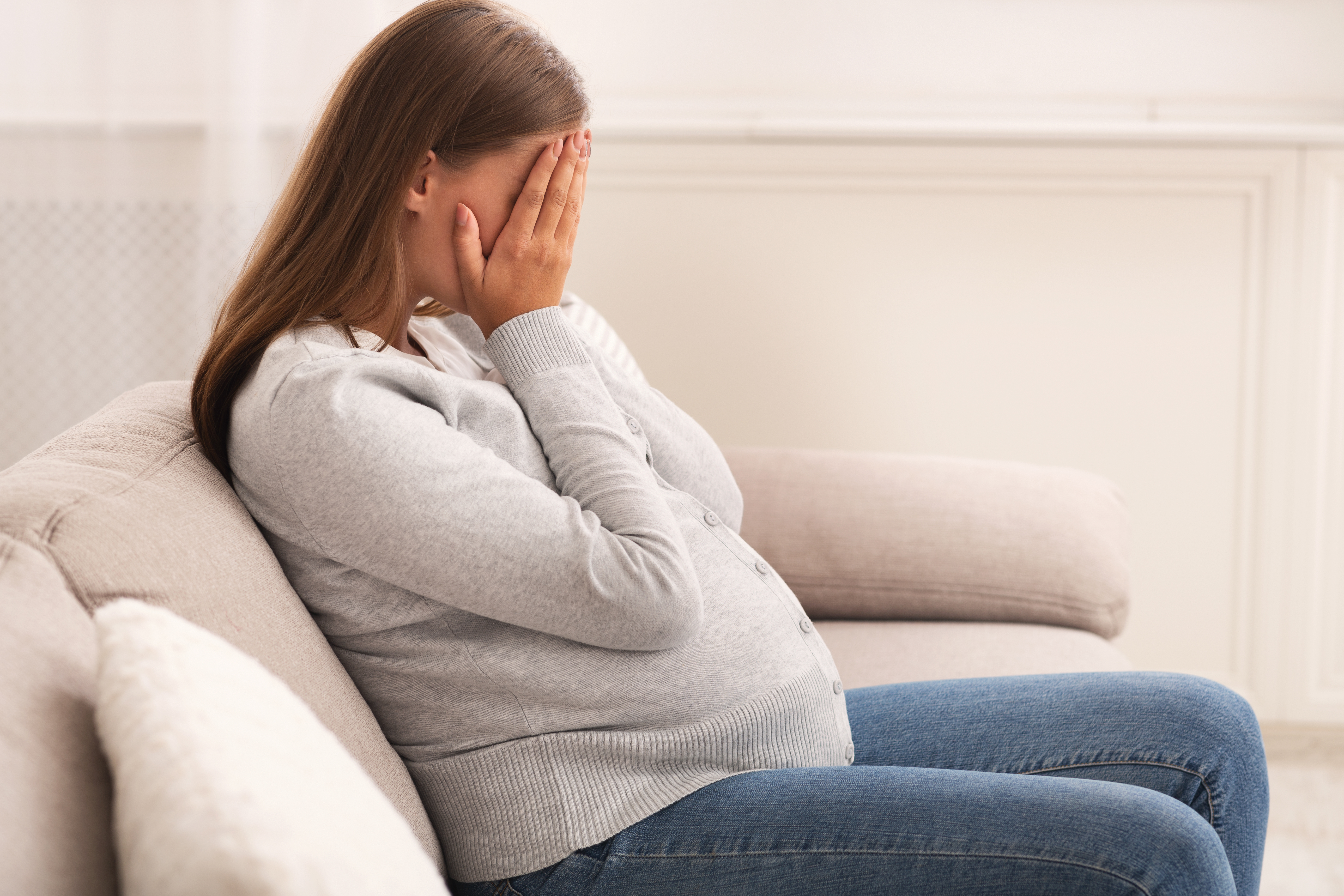 Una mujer embarazada con mirada triste | Foto: Shutterstock