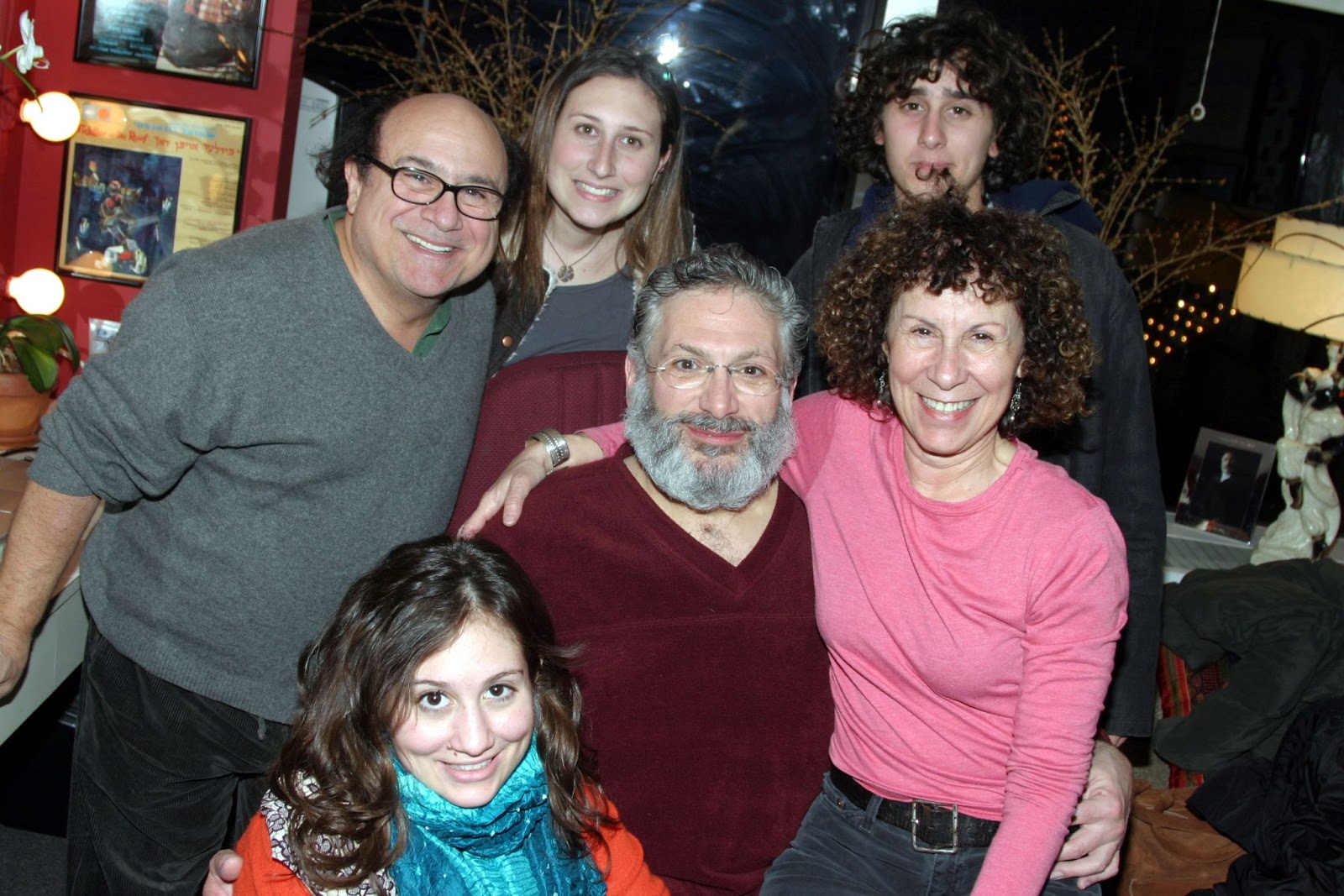 Danny DeVito y Rhea Perlman con su familia en los bastidores de "Fiddler on the Roof" en 2005 | Fuente: Getty Images