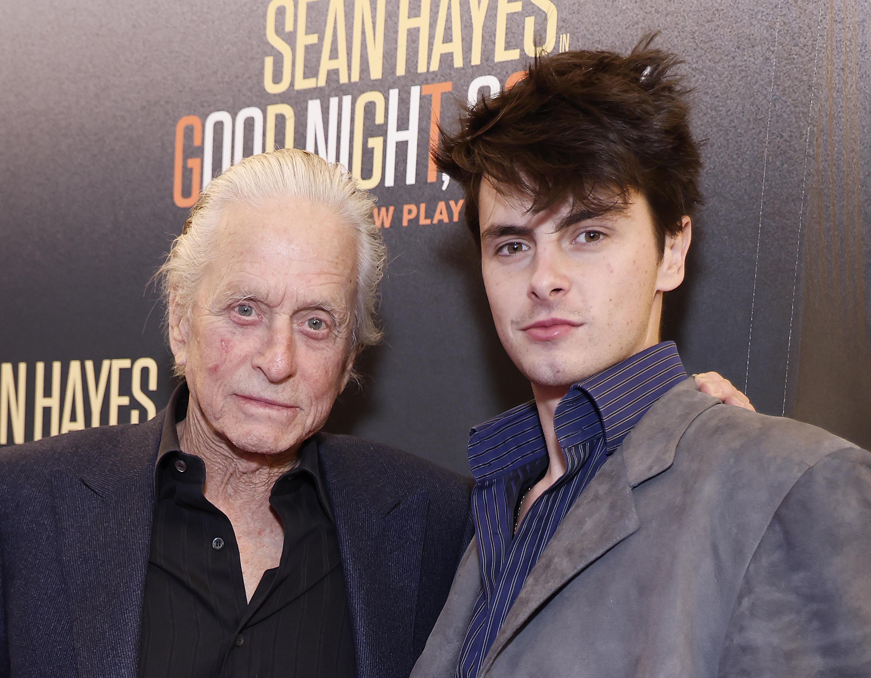 Michael y Dylan Michael Douglas asisten al estreno en Broadway de "Goodnight, Oscar" en el Teatro Belasco el 24 de abril de 2023 en Nueva York | Fuente: Getty Images