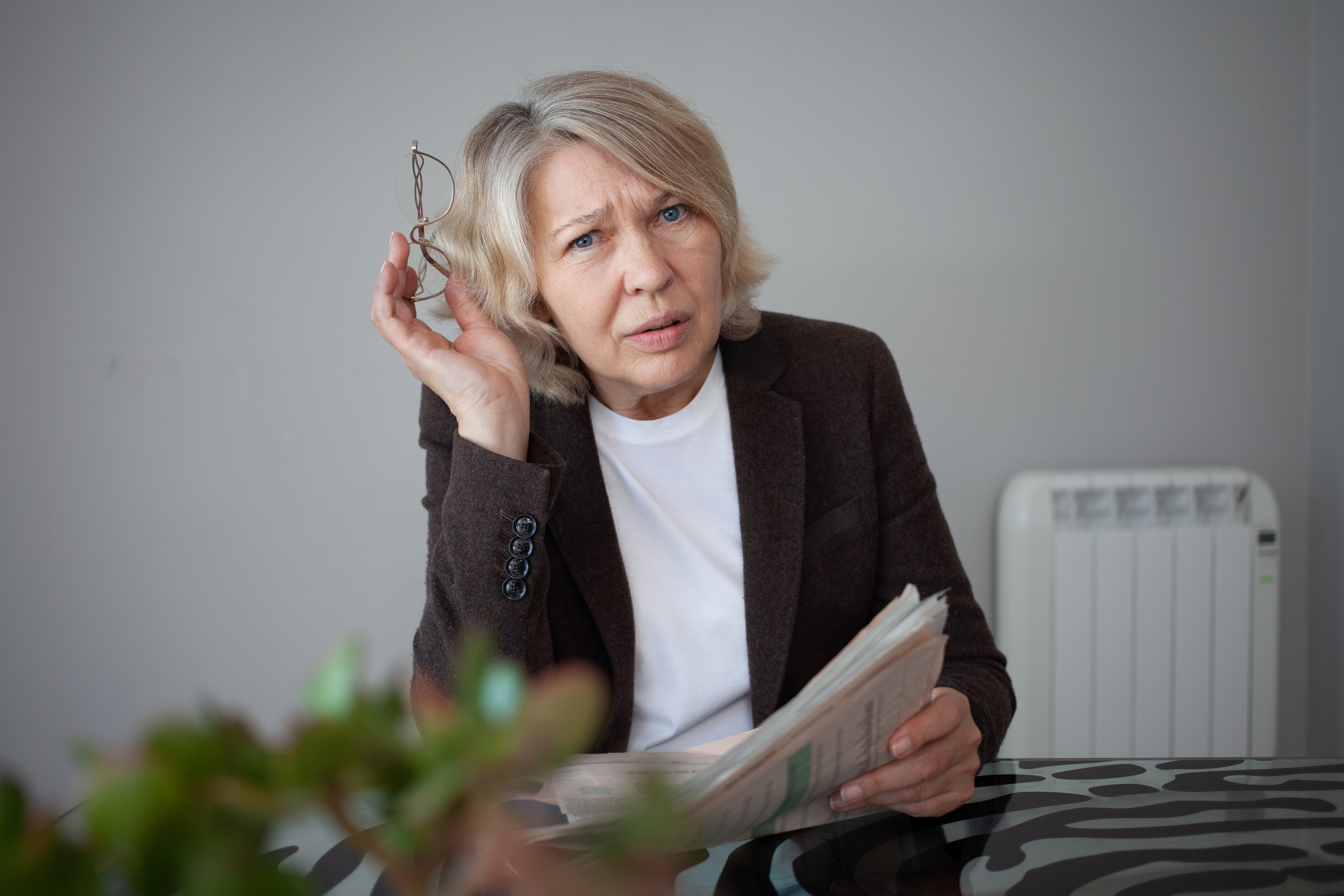 Mujer mostrando curiosidad | Foto: Shutterstock