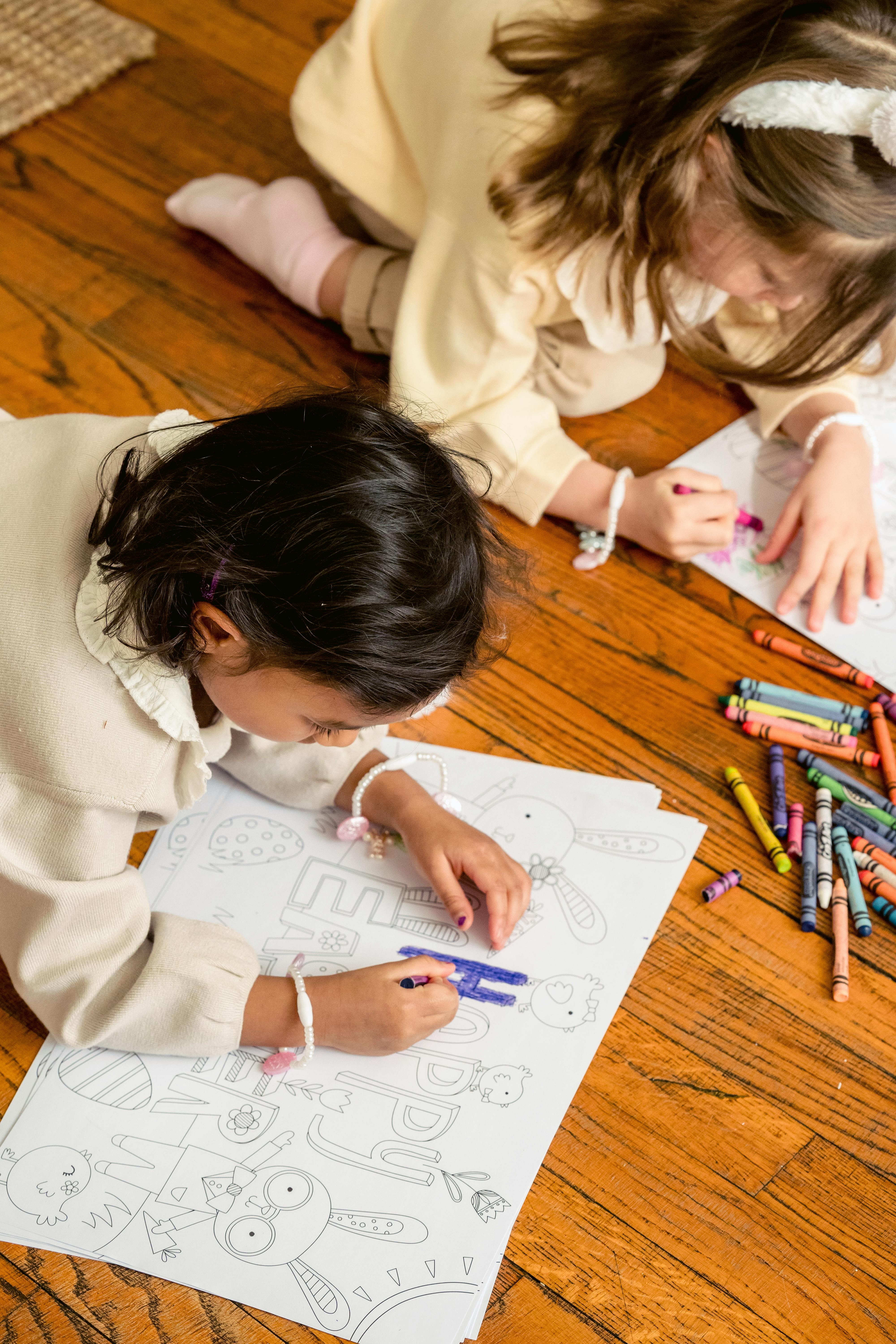 Niños pequeños dibujando | Foto: Pexels