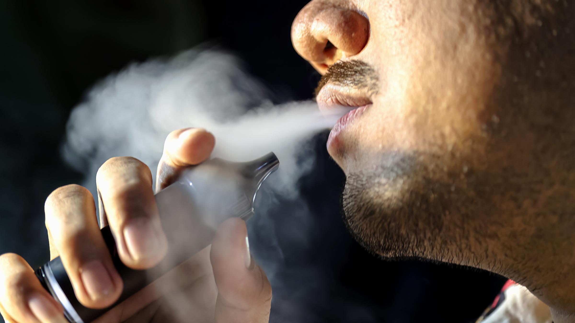 Un hombre fumando | Fuente: Getty Images