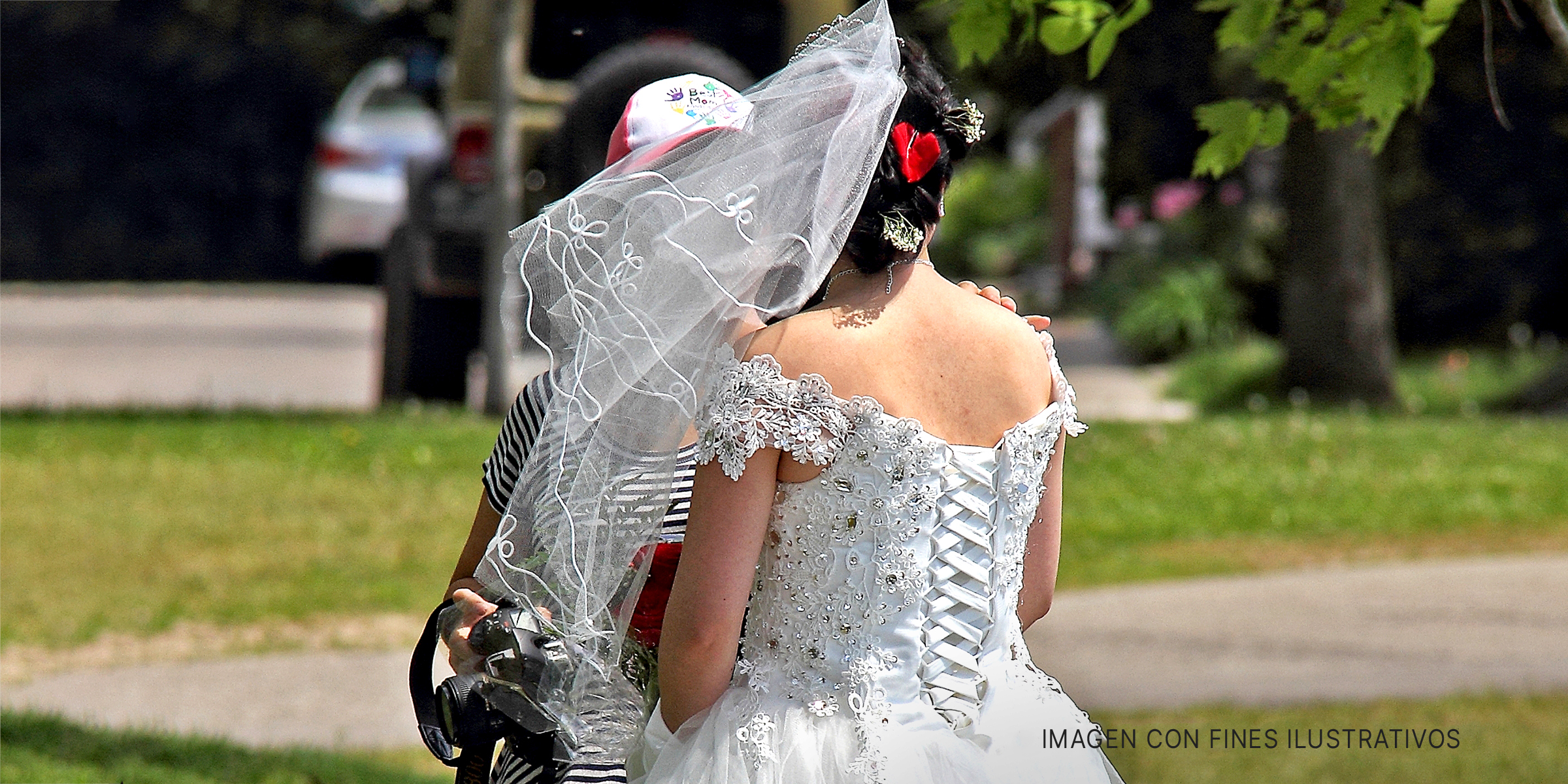 Vista trasera de una novia de pie al aire libre | Fuente: flickr.com/sue90ca (CC BY-ND 2.0)