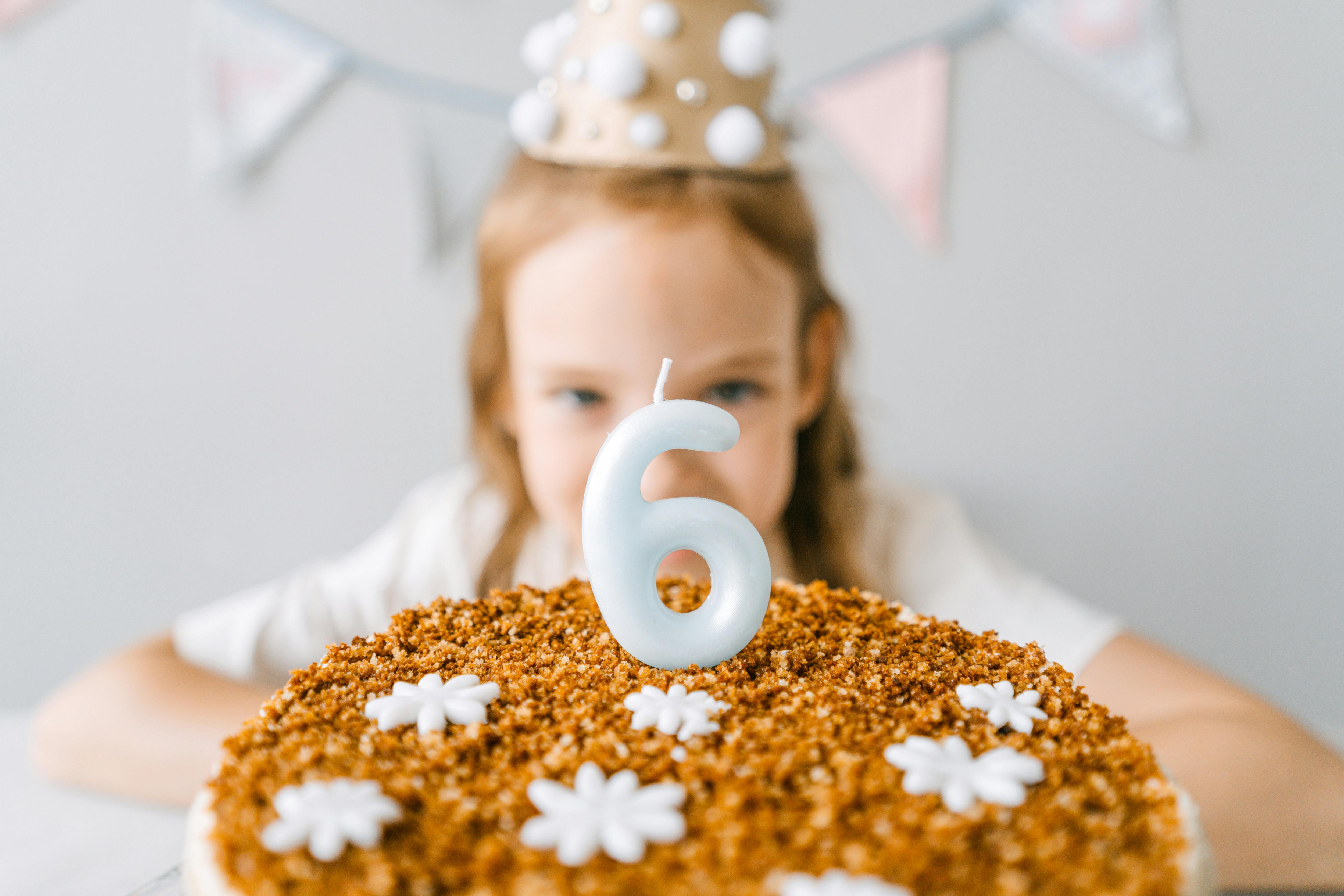 Una niña celebrando su sexto cumpleaños | Fuente: Pexels