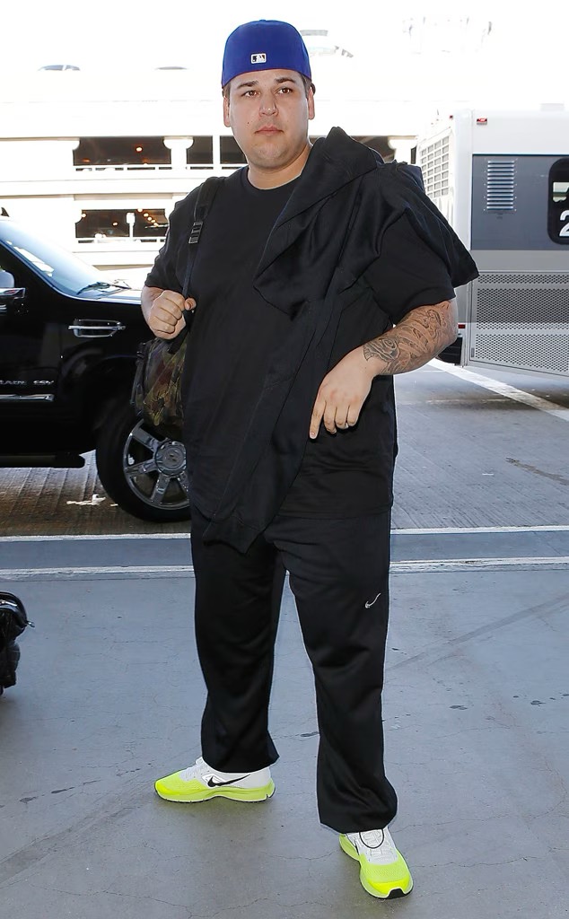 En esta foto se ve a Rob Kardashian con una chaqueta verde durante una salida pública en 2013. La foto recoge una de las primeras etapas de su cambio de aspecto, antes de que empezara a ausentarse de las celebraciones familiares y los actos públicos. | Fuente: Getty Images.