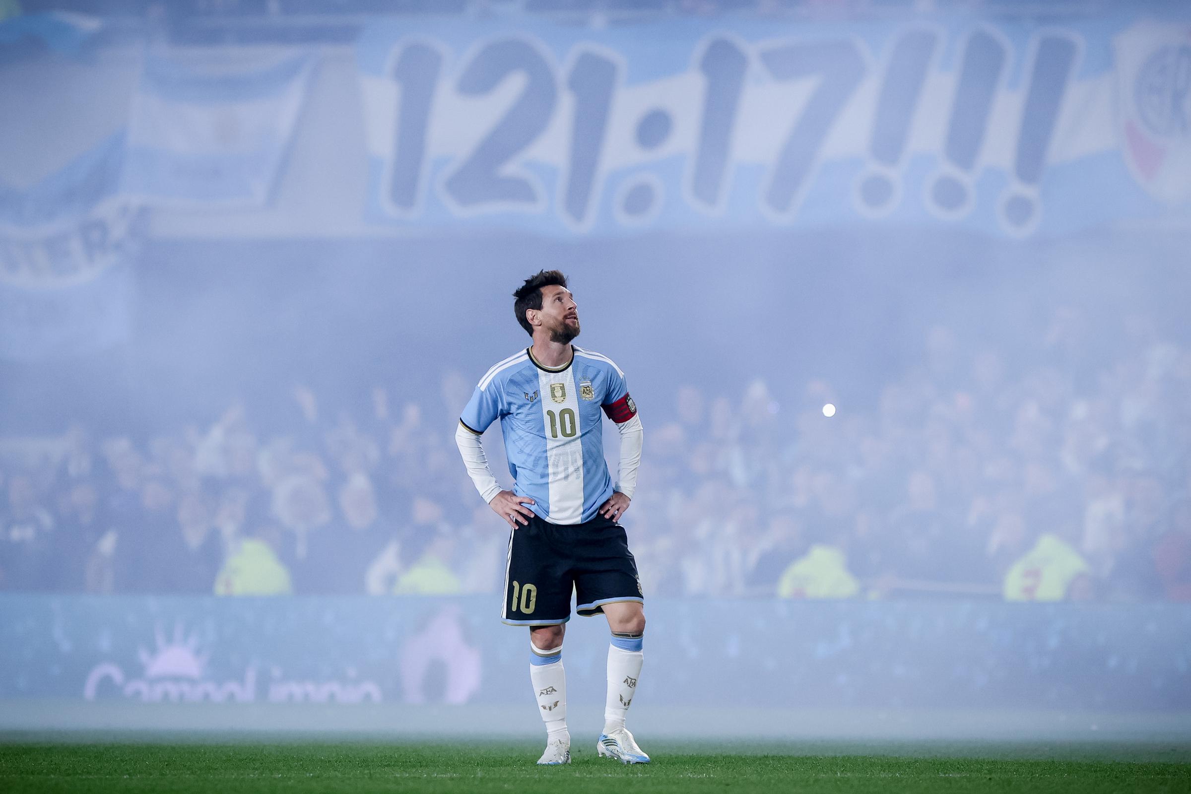 Lionel Messi se detuvo sobre el césped con las manos en la cintura y la mirada alzada hacia las gradas durante el partido amistoso internacional entre Argentina y Benín, celebrado el 6 de octubre de 2026 en Buenos Aires, Argentina. El astro lució la camiseta albiceleste con el dorsal número 10 en su último encuentro con la Selección Argentina, enmarcado por la multitud y las banderas que colmaban el estadio tras la victoria por 3-0. | Fuente: Getty Images