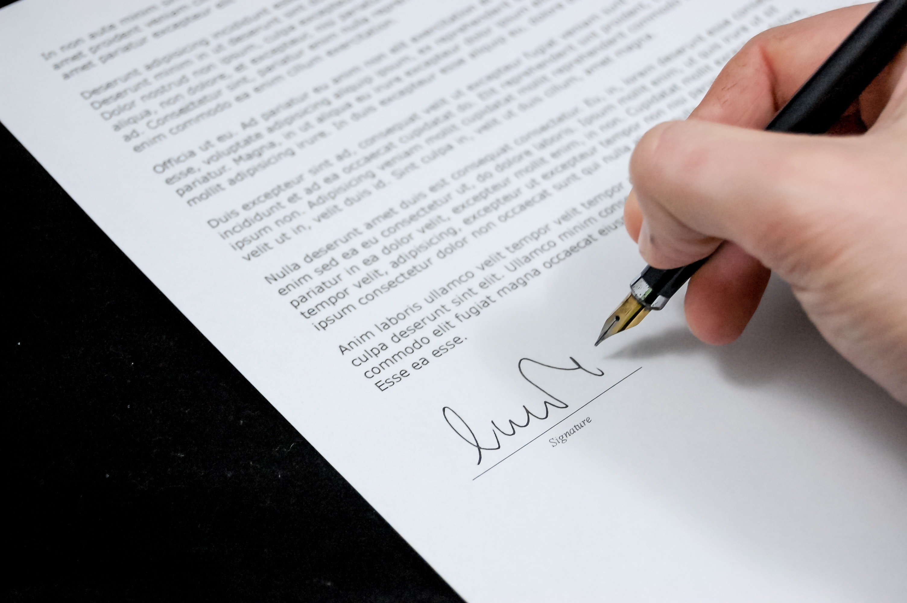 Un documento firmado. | Foto: Pexels