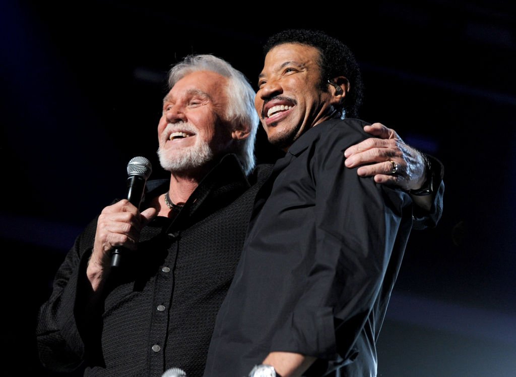 El fallecido cantante estadounidense y Lionel Richie actúan en el escenario durante Lionel Richie and Friends in Concert el 2 de abril de 2012 | Foto: Getty Images