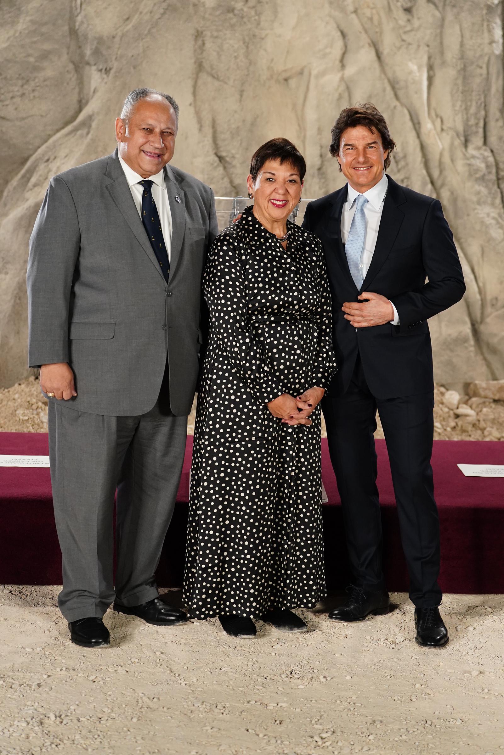 US Secretary of the Navy Carlos Del Toro, Betty Del Toro, and Tom Cruise en Long Cross, Reino Unido, el 17 de diciembre de 2024 | Fuente: Getty Images