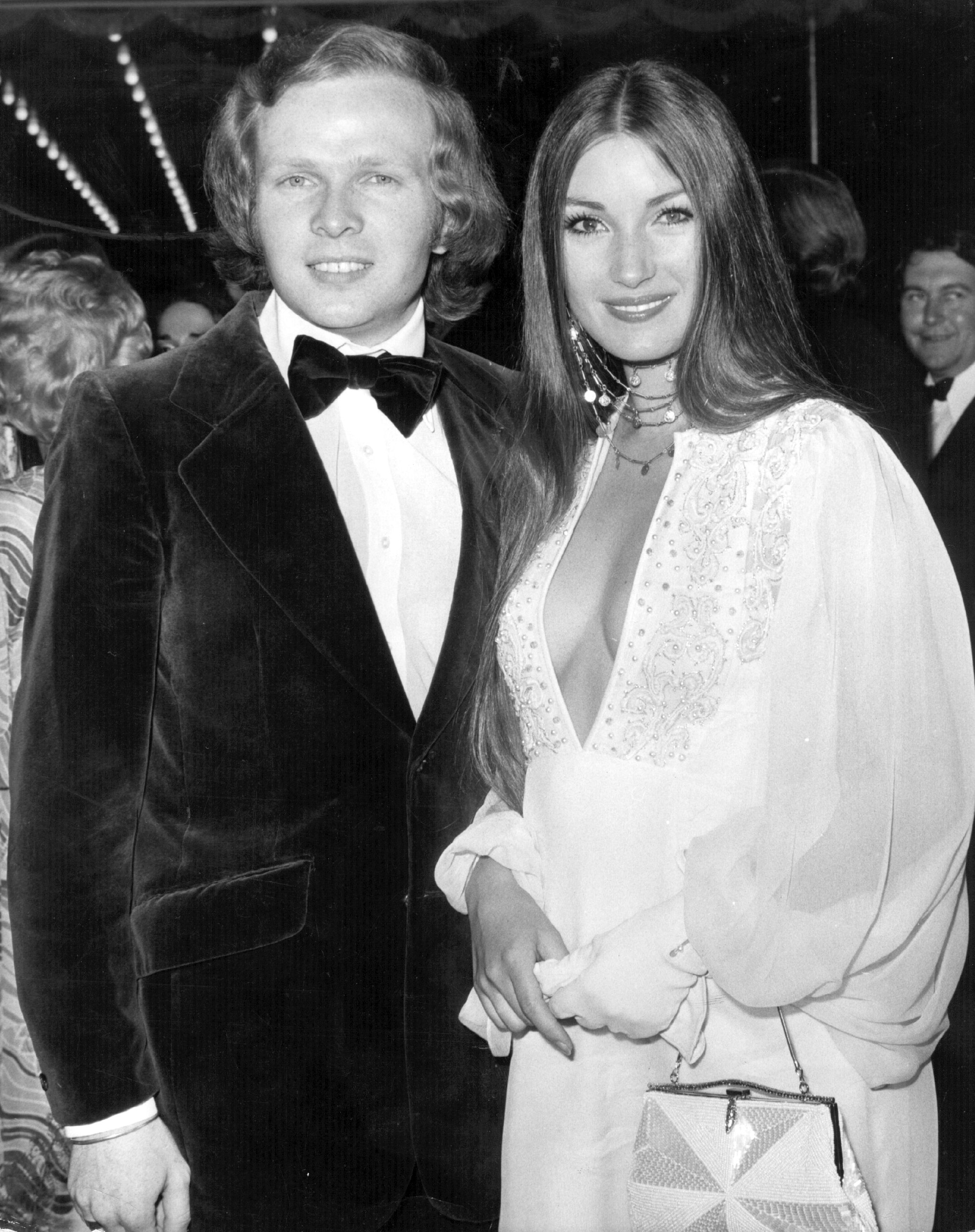 Jane Seymour en el estreno en Londres de "Live And Let Die" su ex marido Michael Attenborough el 6 de julio de 1973, en Inglaterra. | Fuente: Getty Images