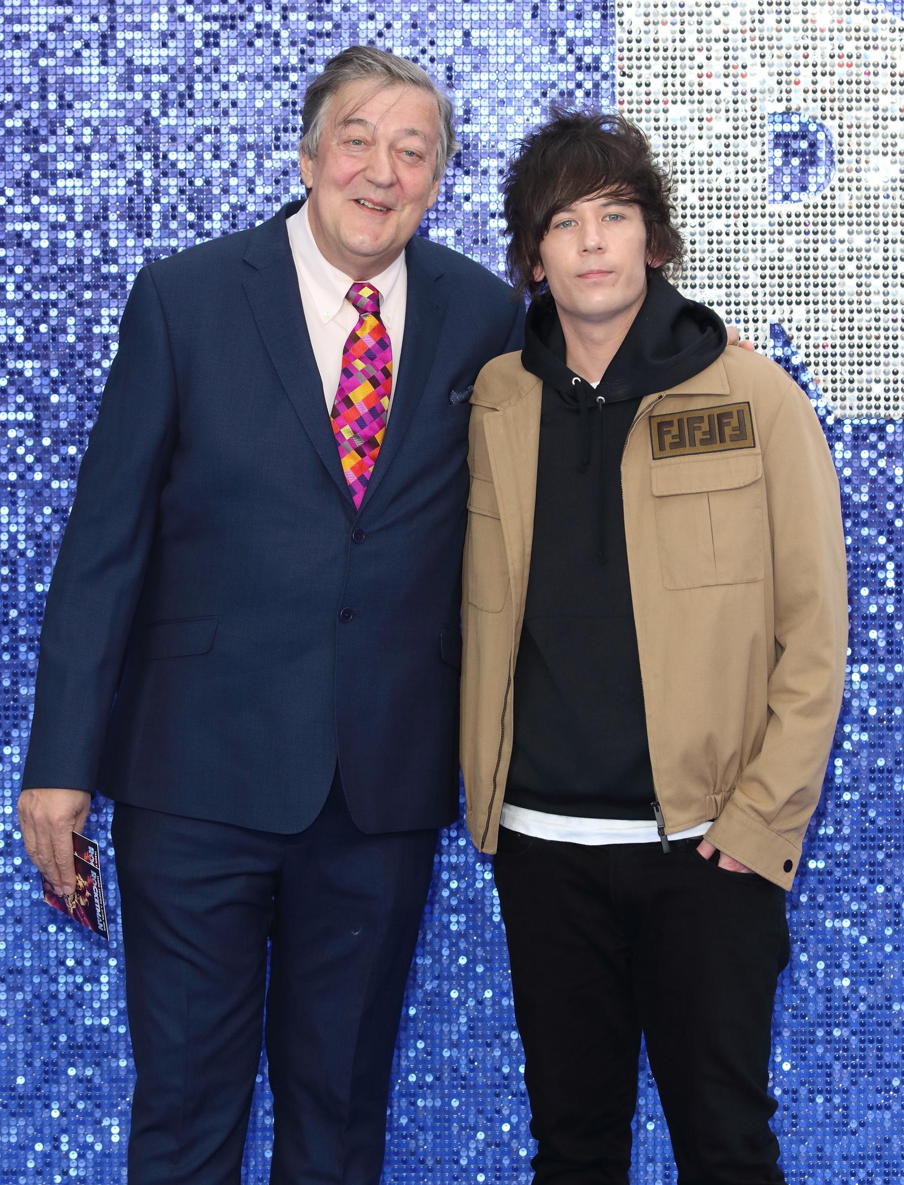 Stephen Fry y Elliott Spencer en el estreno en el Reino Unido de "Rocketman" en 2019. | Fuente: Getty Images