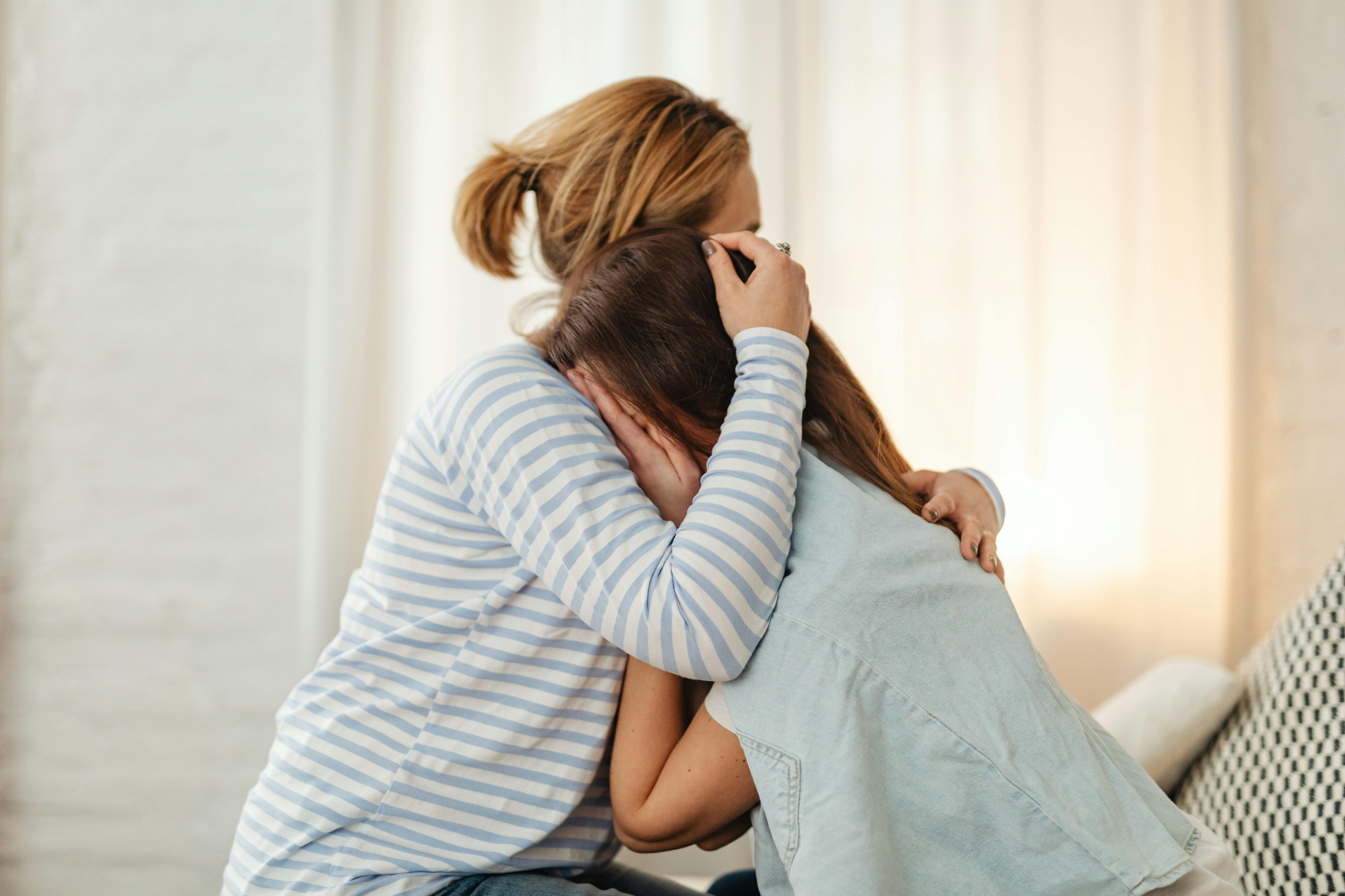 Madre consolando a su hija | Foto: Pexels
