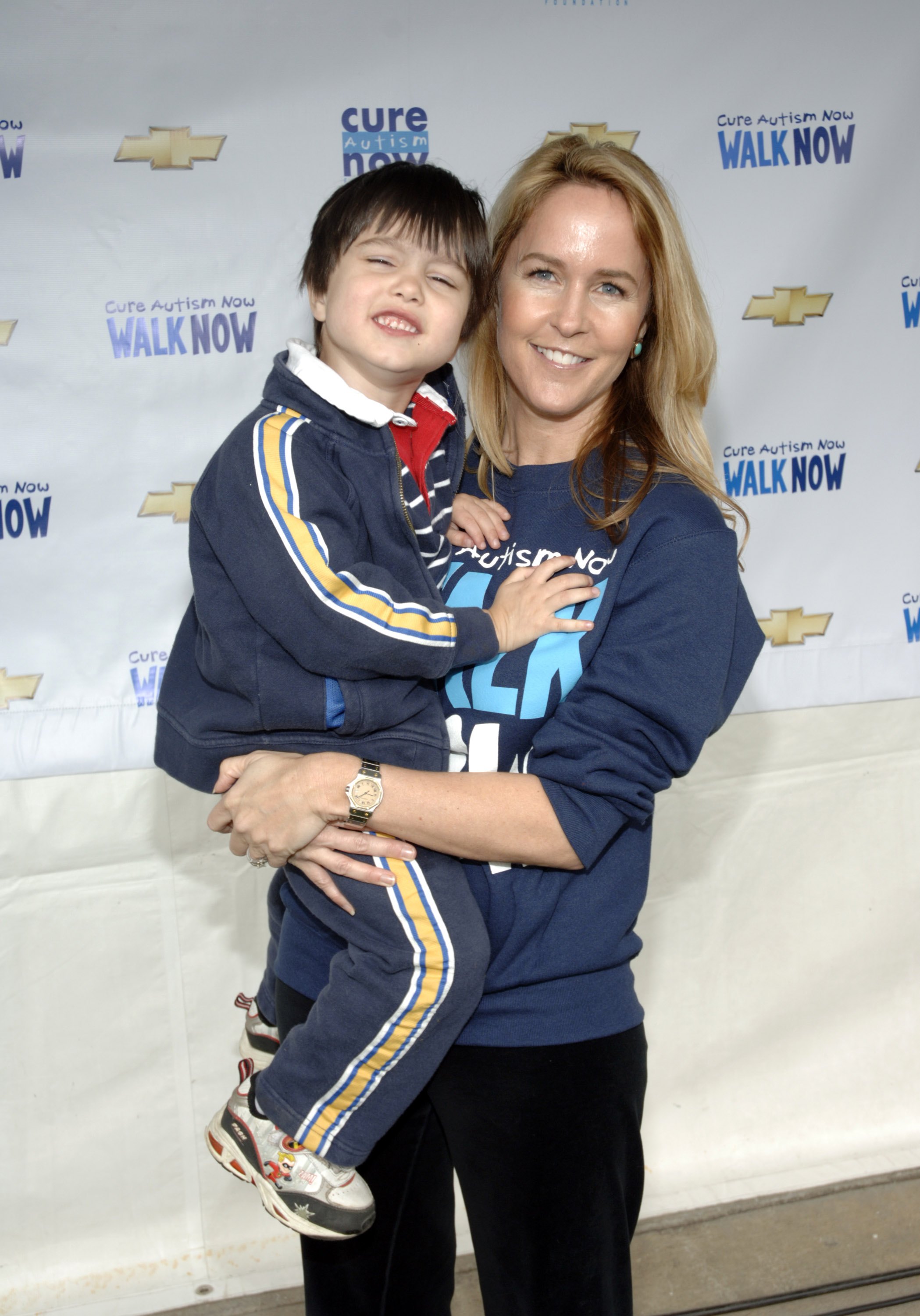 Erin Murphy con su hijo Parker en la 4ª Caminata Anual de CURE Autism Now, el 22 de abril de 2006, en Pasadena, California. | Foto: Getty Images