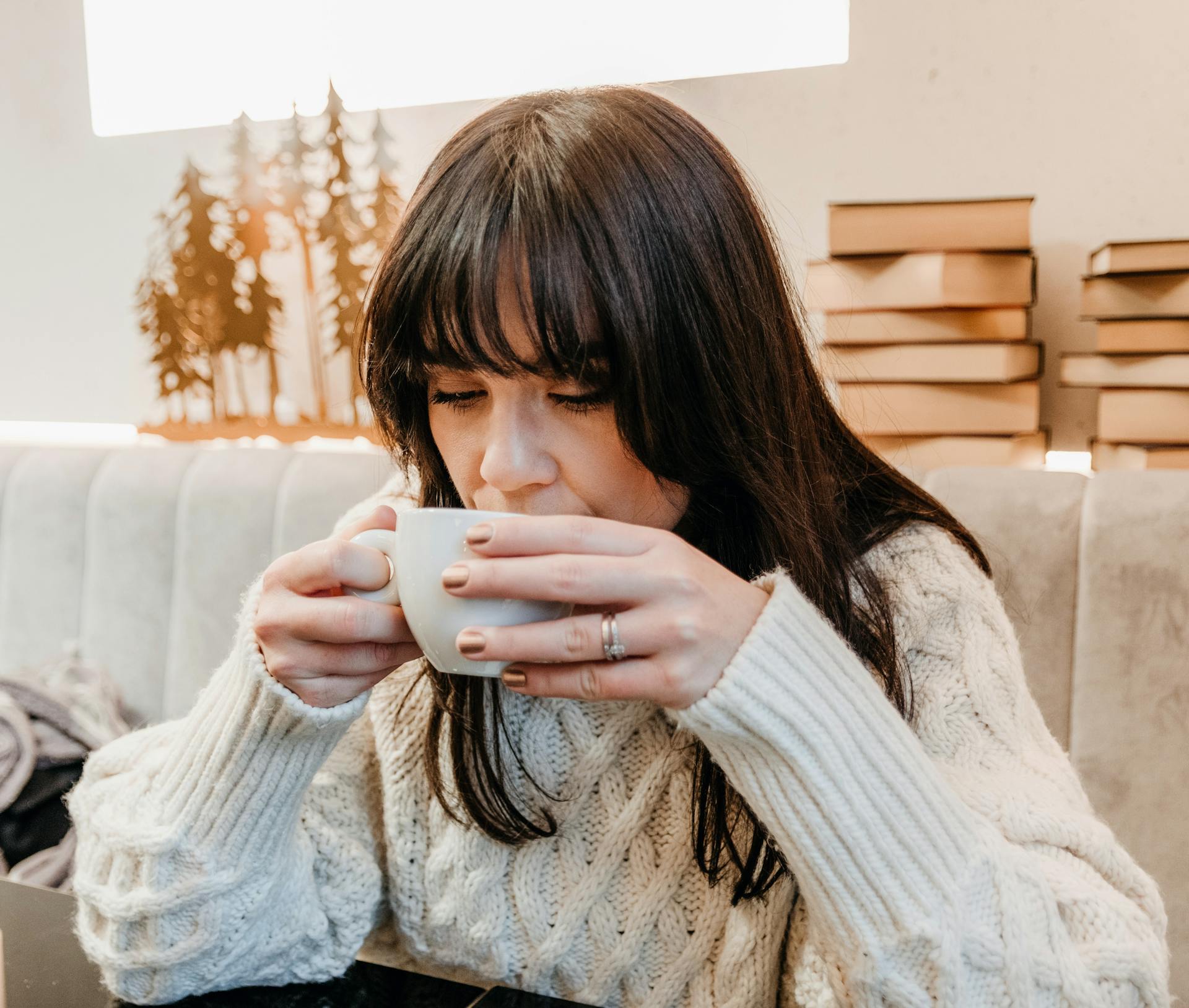 Una mujer bebiendo una taza de bebida | Fuente: Pexels