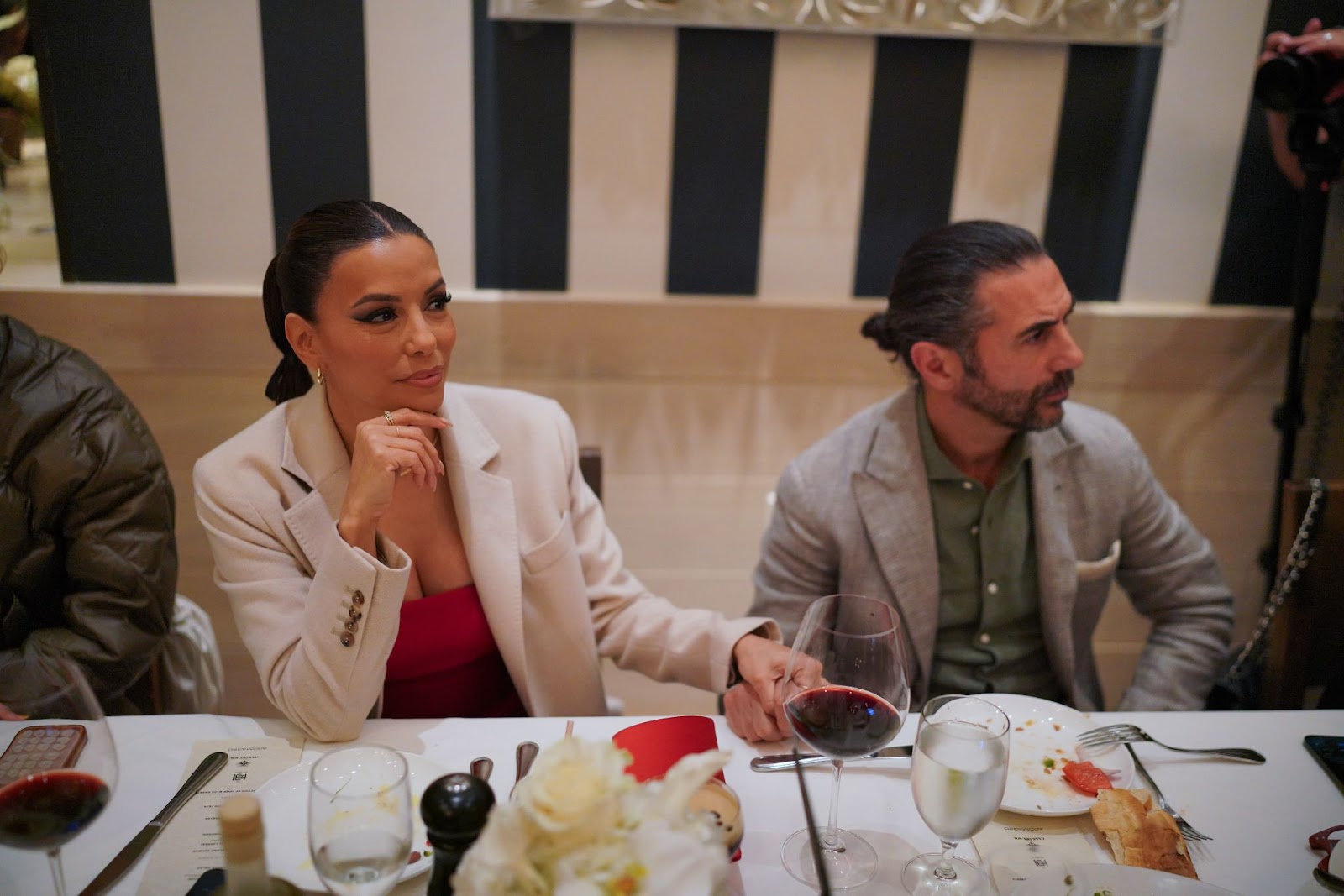 Eva Longoria y José Bastón en un acto de celebración de la actriz el 30 de abril de 2024, en Beverly Hills, California | Fuente: Getty Images