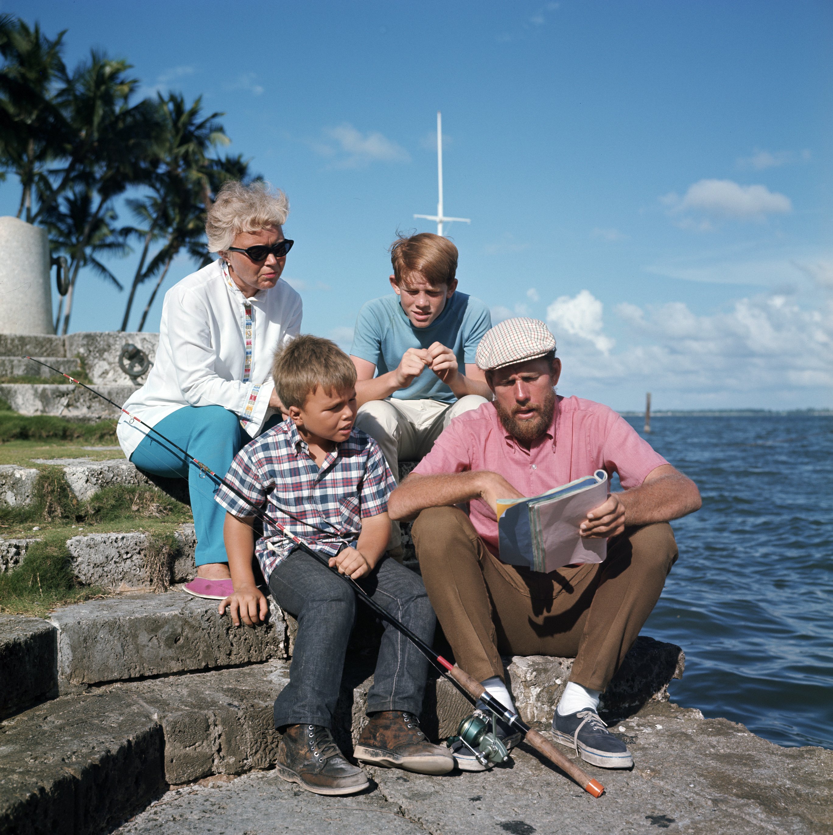 Jean Speegle con sus hijos Ron y Clint durante el rodaje de "Gentle Ben" y el actor Henry Boomhauer en Okeechobee, Florida, 1964. | Foto: Getty Images