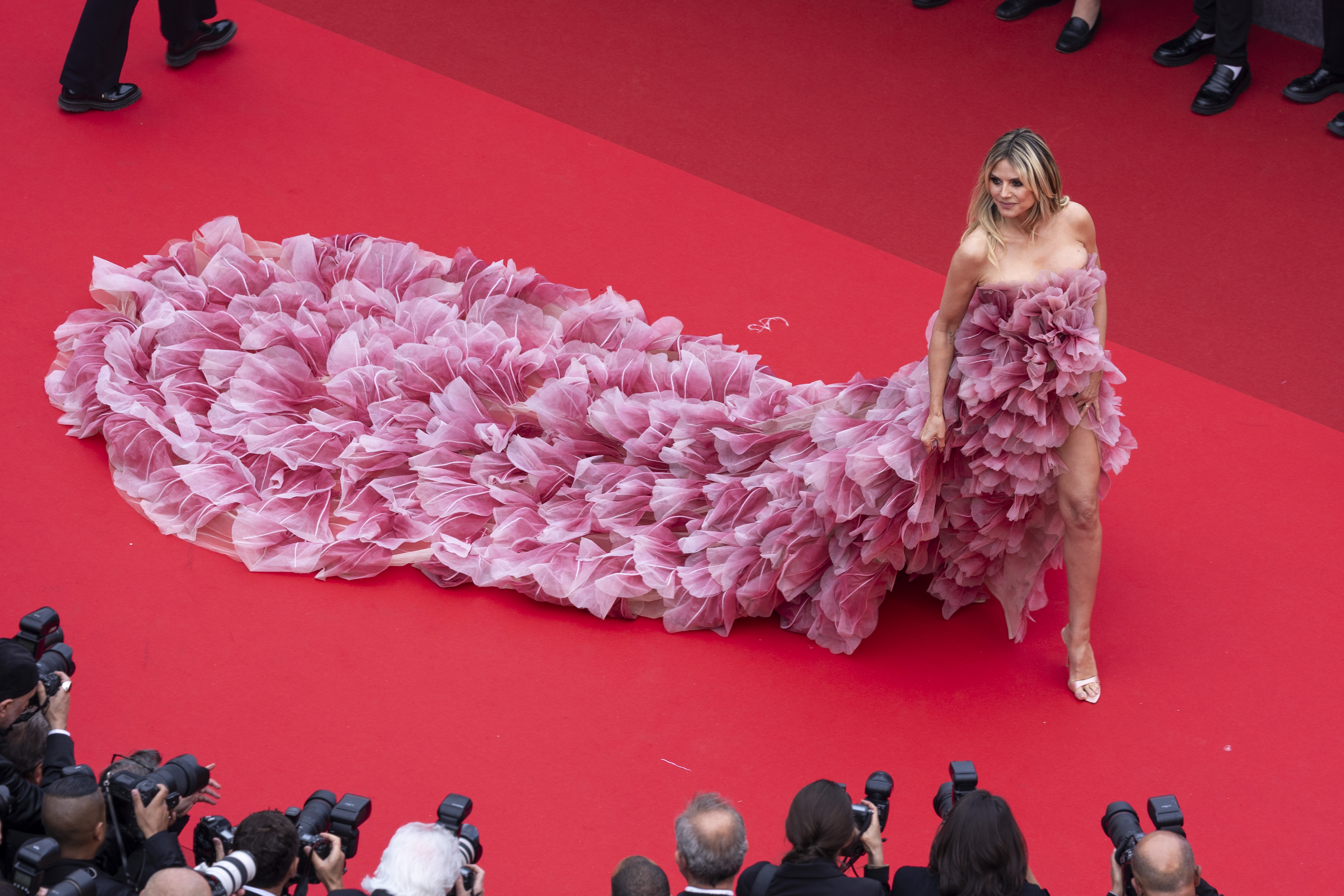 Un último vistazo a la totalidad del vestido de Klum, porque su elaboración y la mujer que lo lleva son una obra maestra.