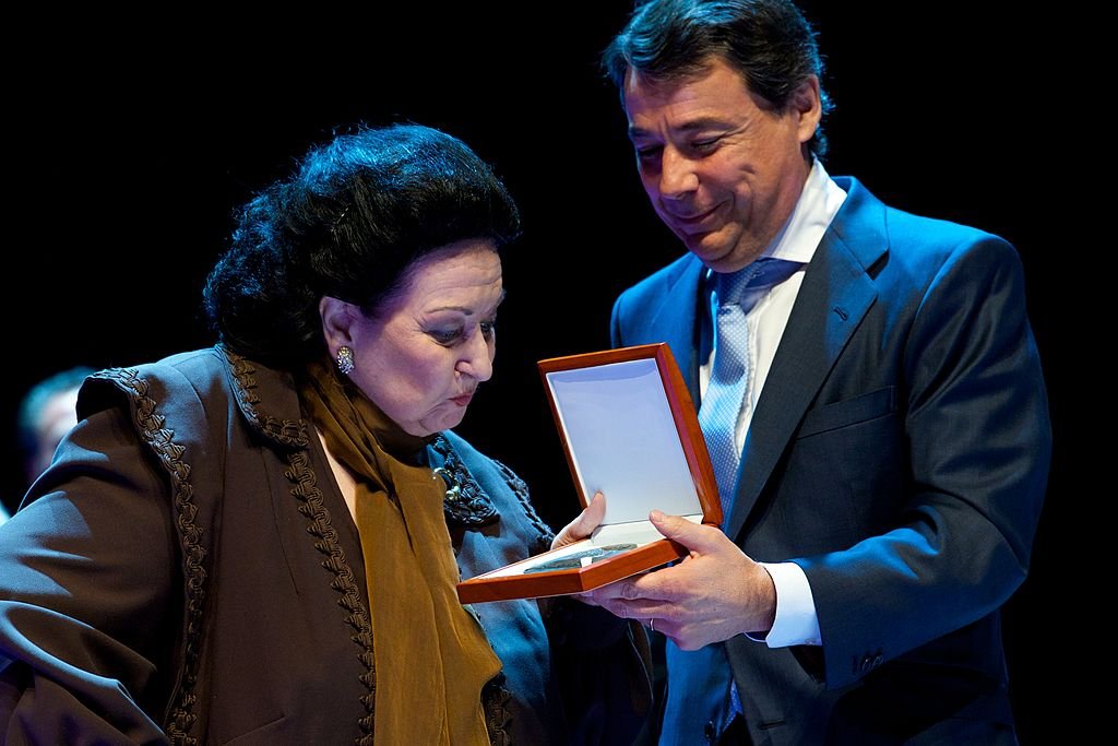 Montserrat Caballé recibe la "Medalla Internacional de las Artes" de Ignacio González, el 18 de noviembre de 2013 en Madrid, España. | Imagen: Getty Images