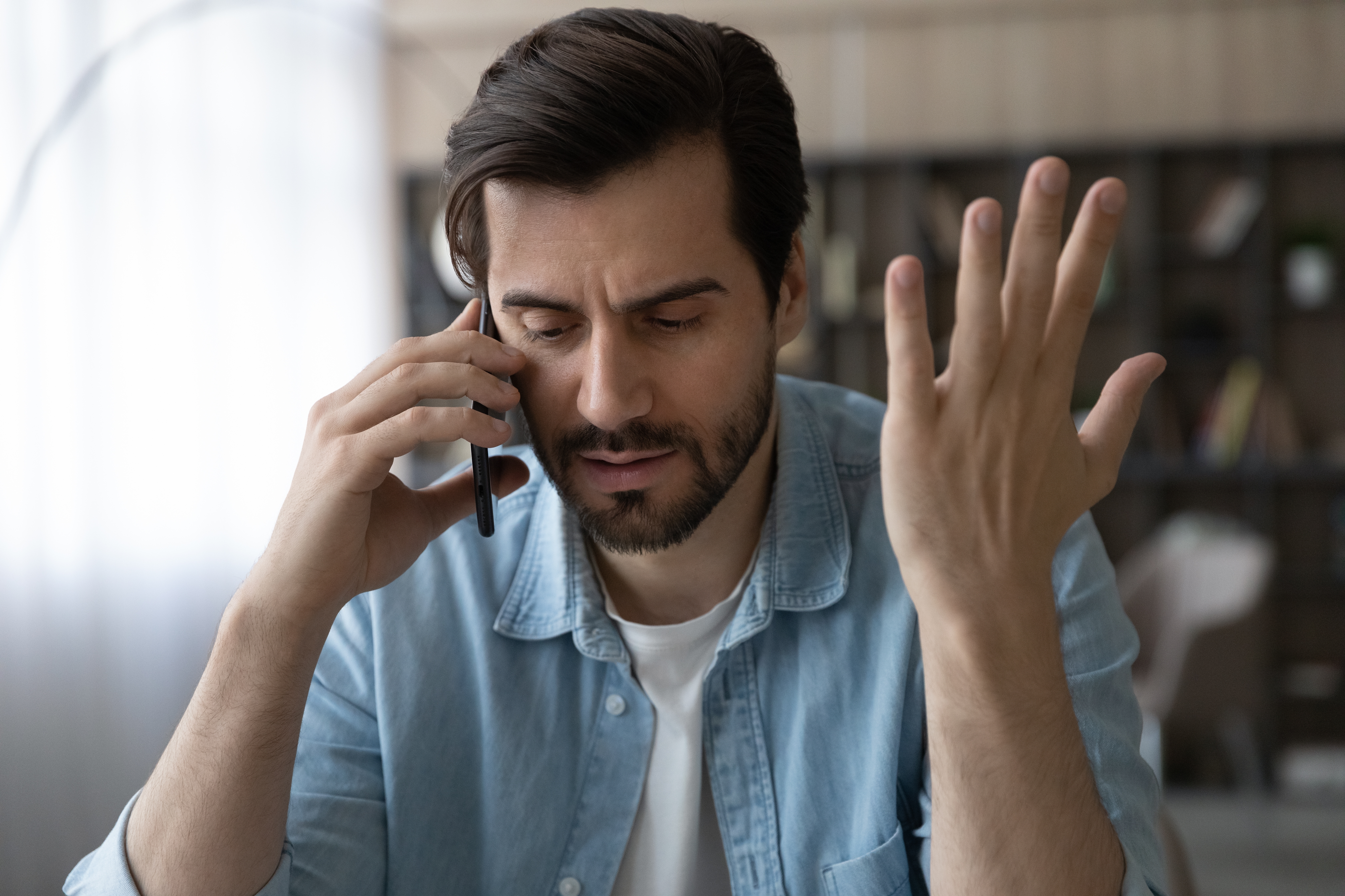 Un hombre hablando por teléfono | Fuente: Pexels