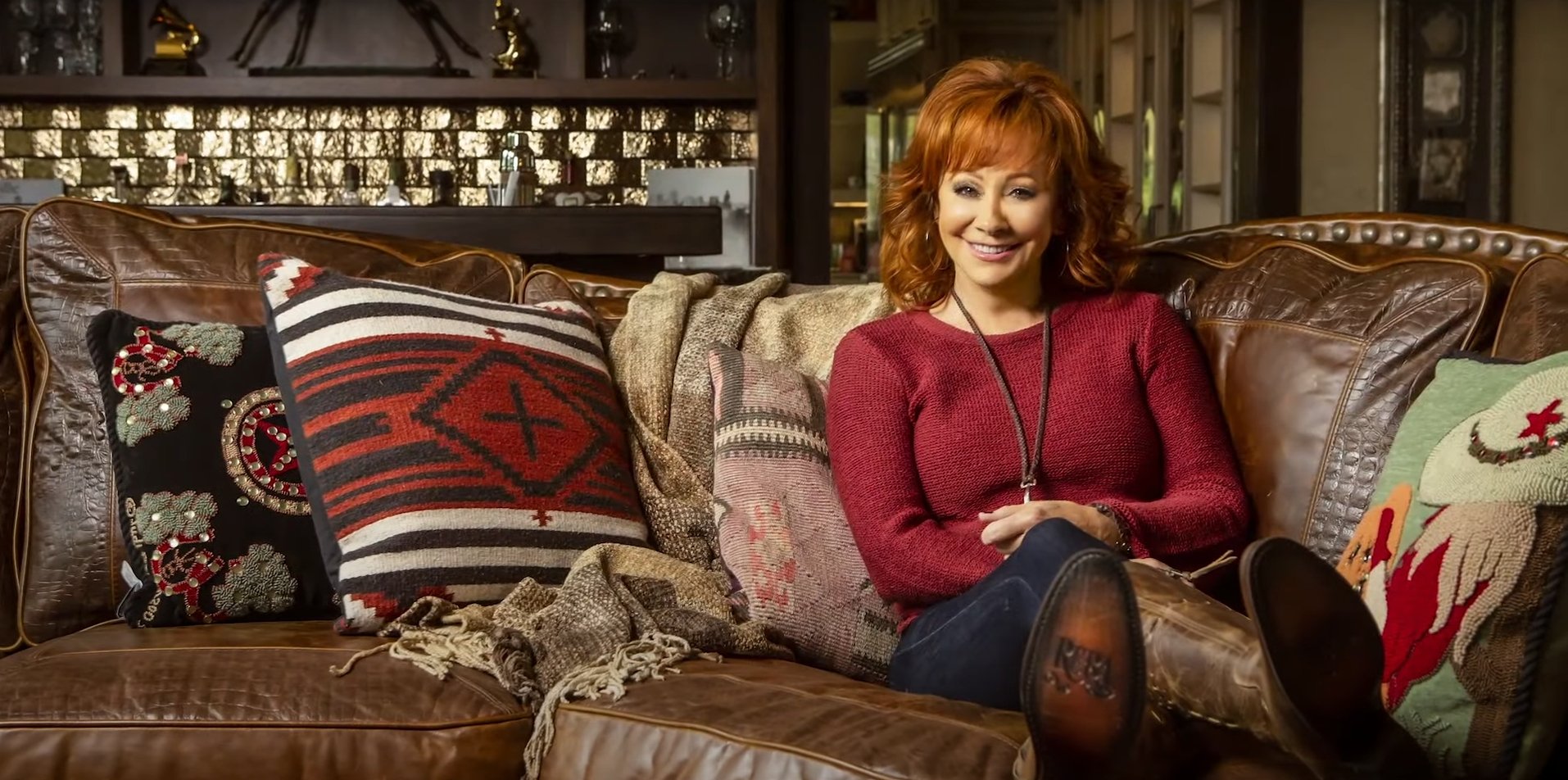 Reba McEntire en su mansión de Nashville, el 20 de noviembre de 2020 | Foto: YouTube/RebaMcEntire