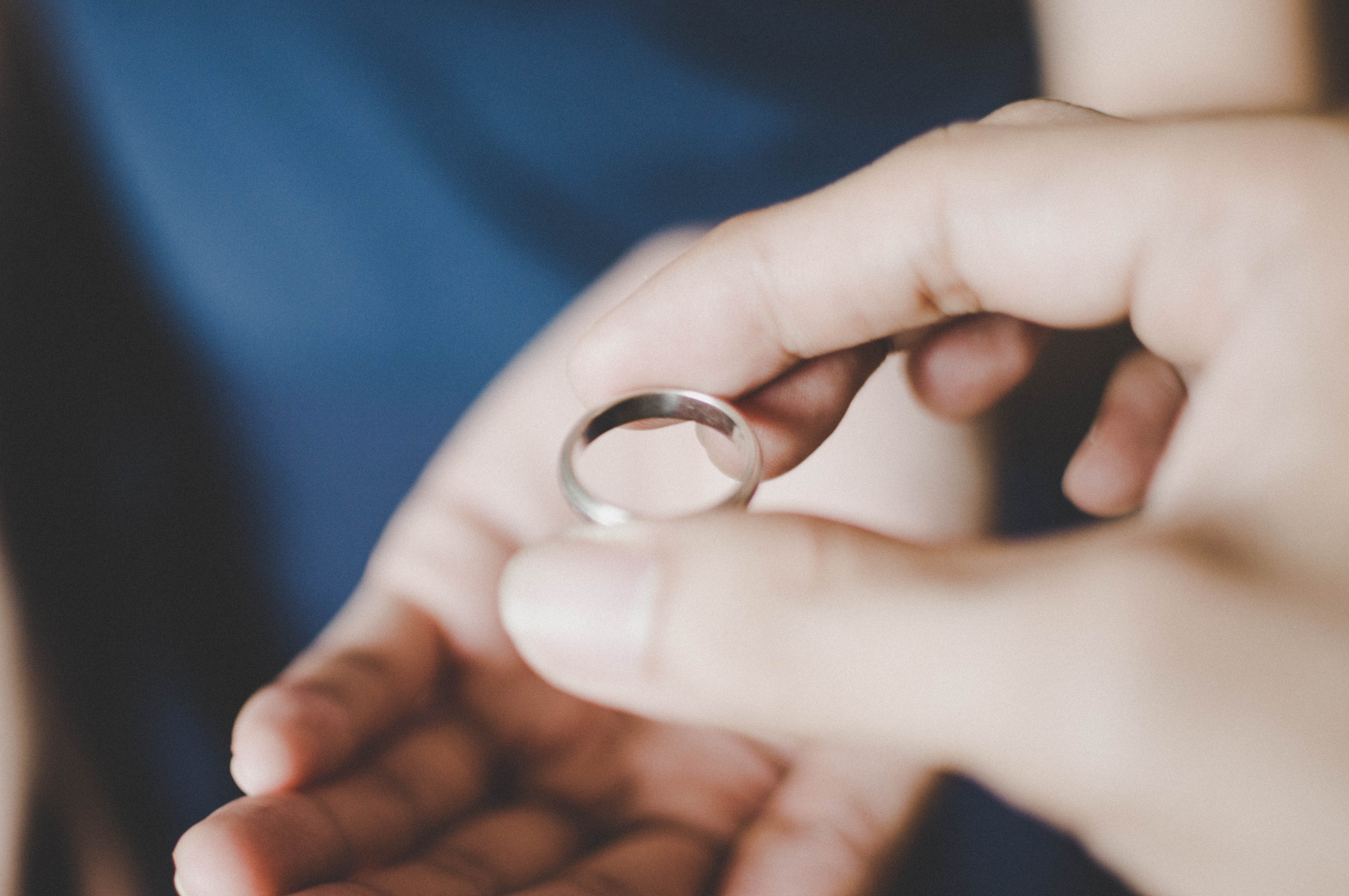 Una mujer devolviendo un anillo | Foto: Getty Images