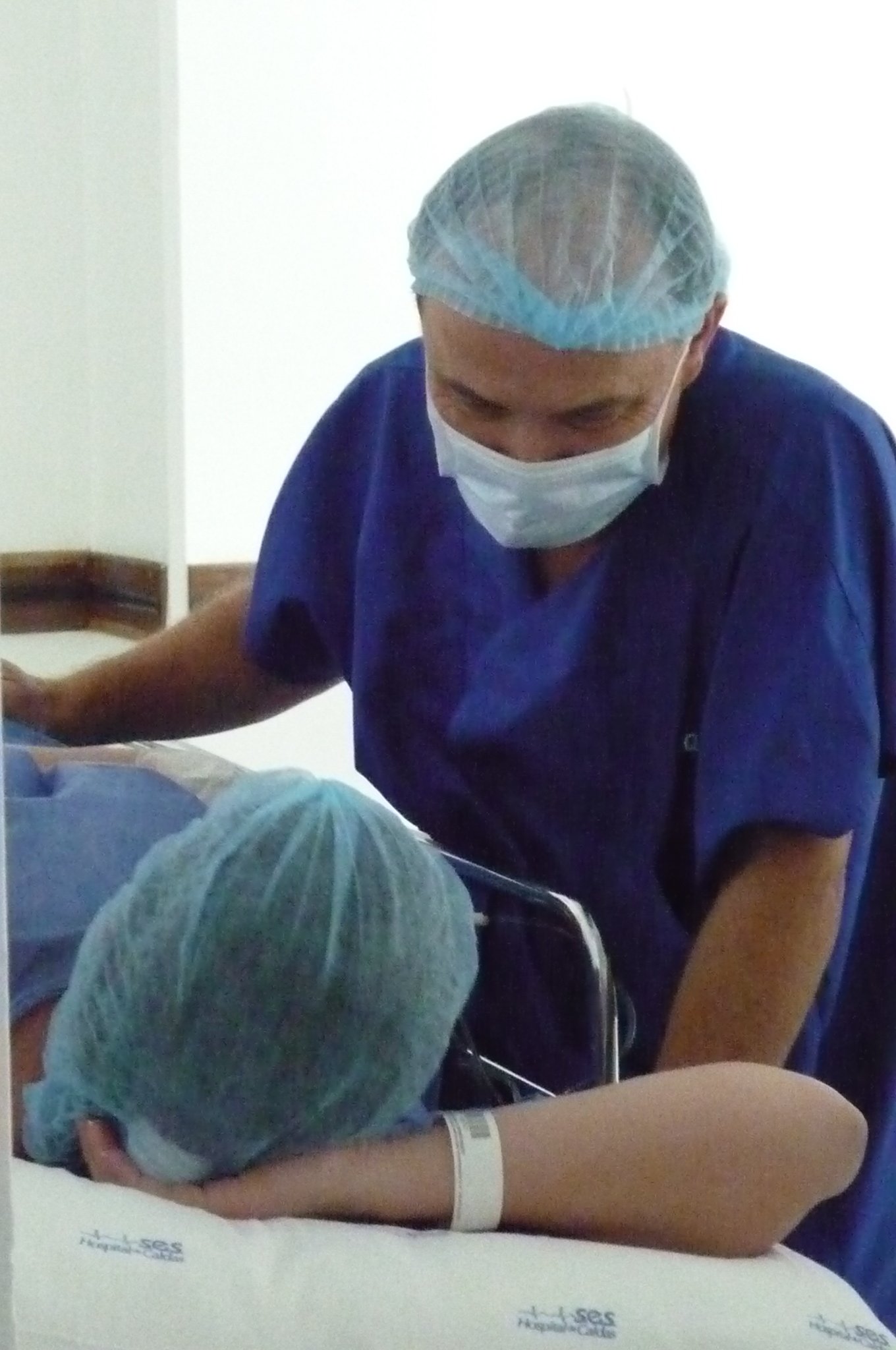 Médico atiende a paciente: Fuente: Wikimedia Commons