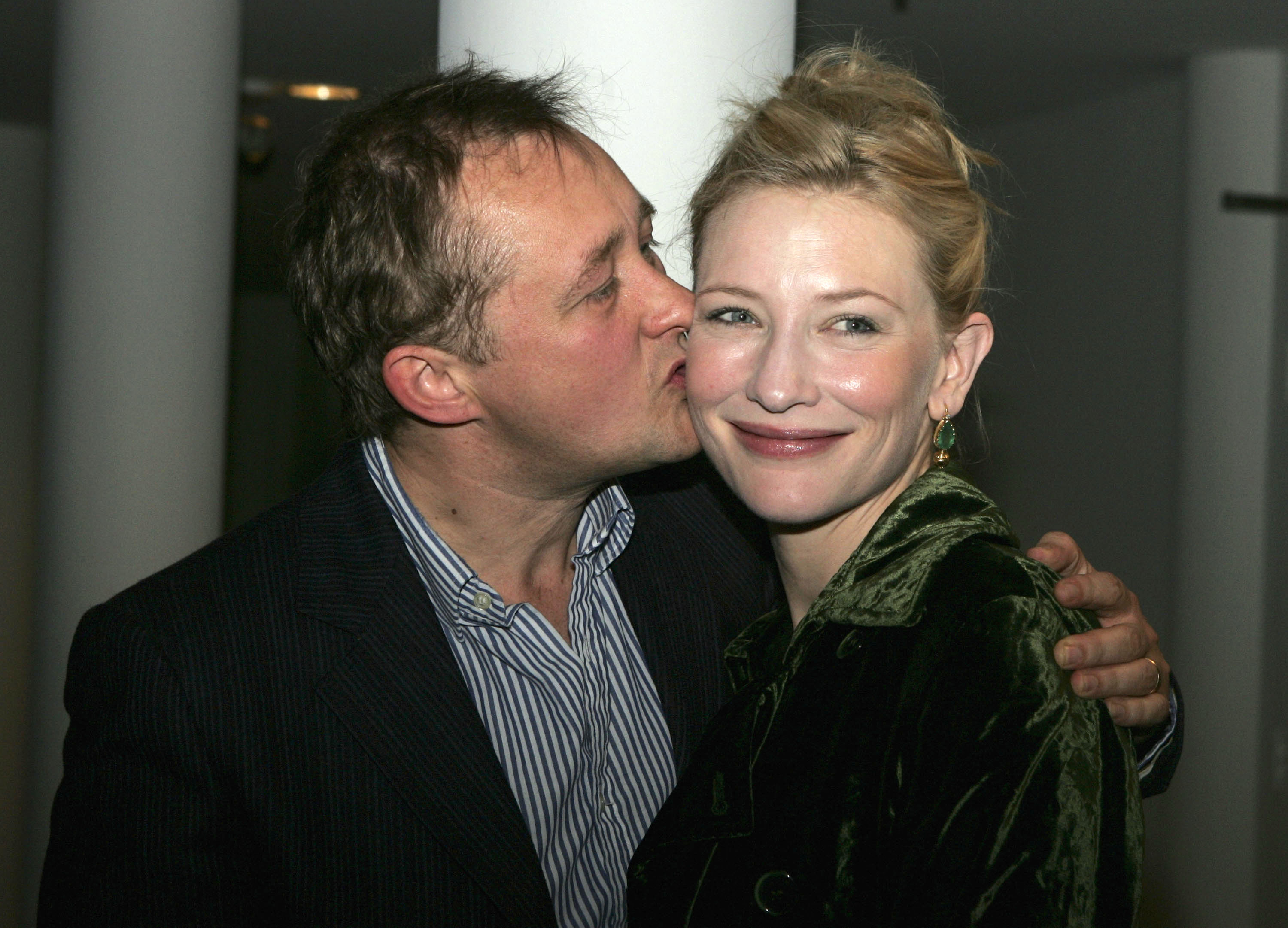 Andrew Upton besa a Cate Blanchett durante la fiesta de inauguración de "Hedda Gabler", el 27 de julio de 2004, en Sydney, Australia. | Foto: Getty Images