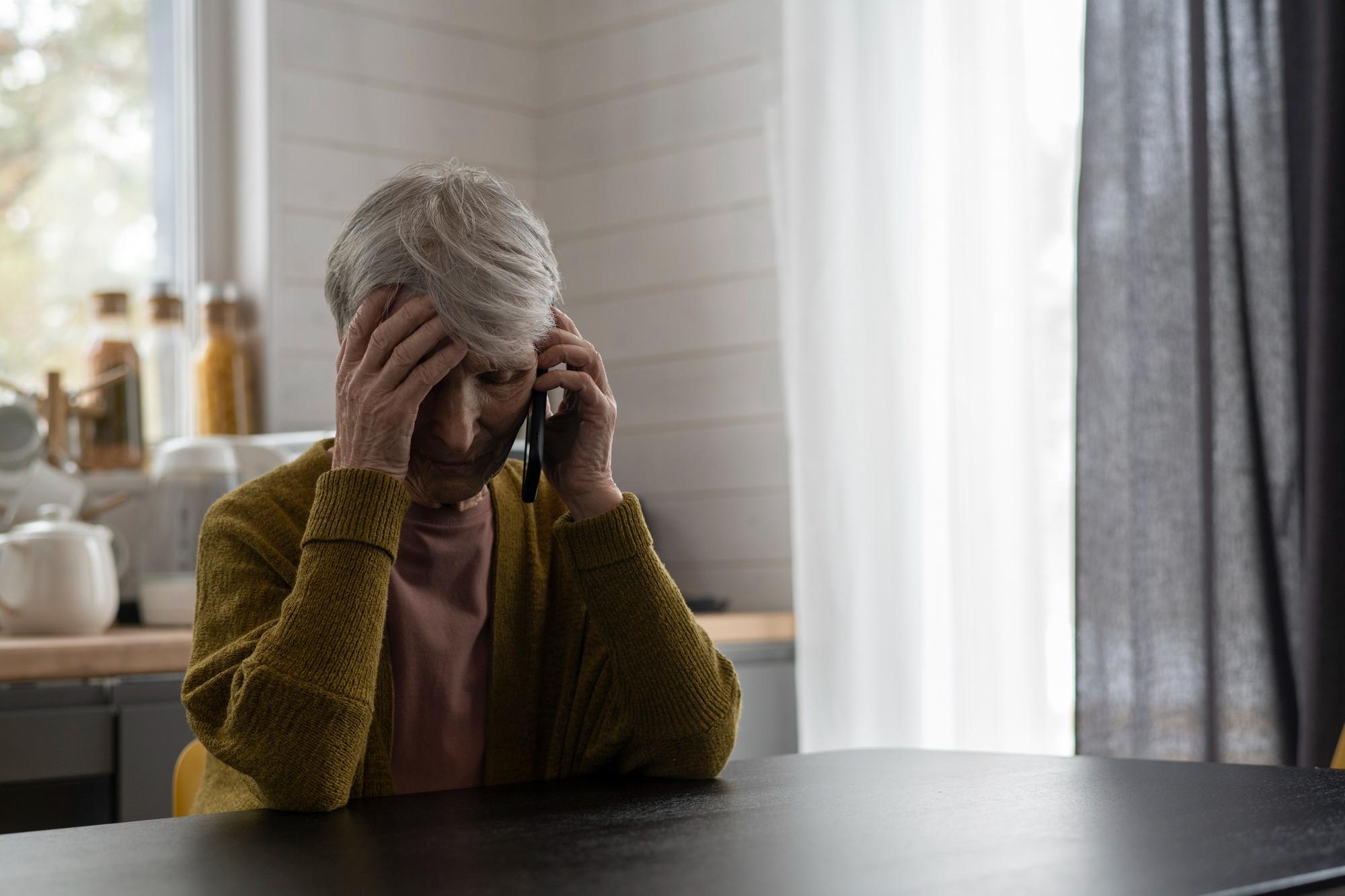 Una mujer alterada en una llamada | Fuente: Freepik