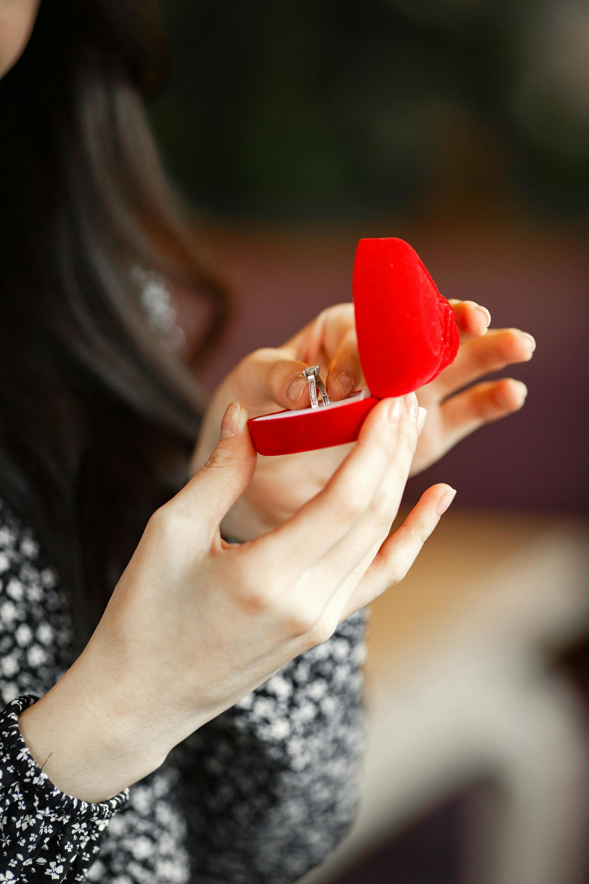 Primer plano de una mujer que sostiene una caja con un anillo de compromiso en su interior | Fuente: Pexels