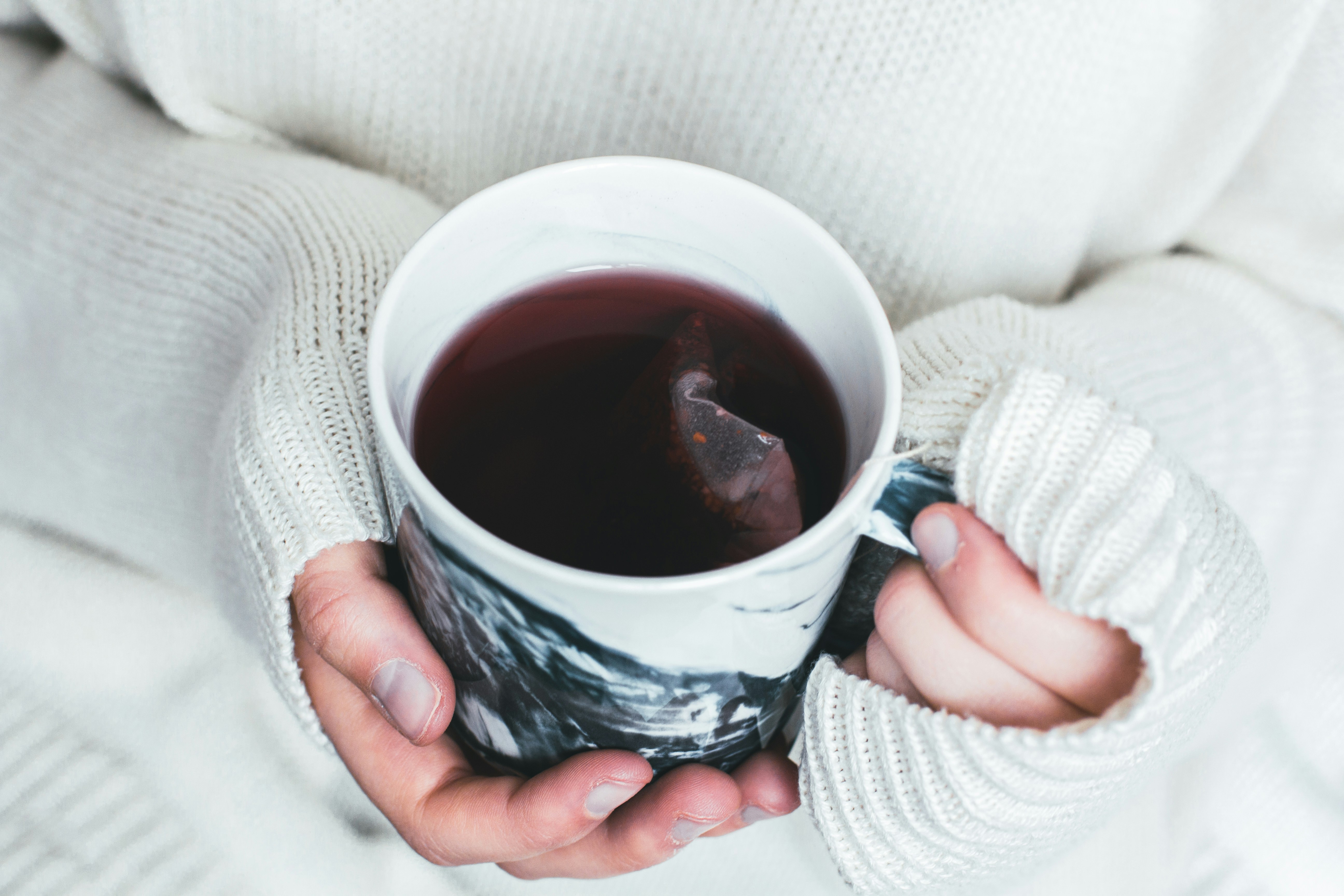 Una persona con una taza de té en la mano | Fuente: Unsplash