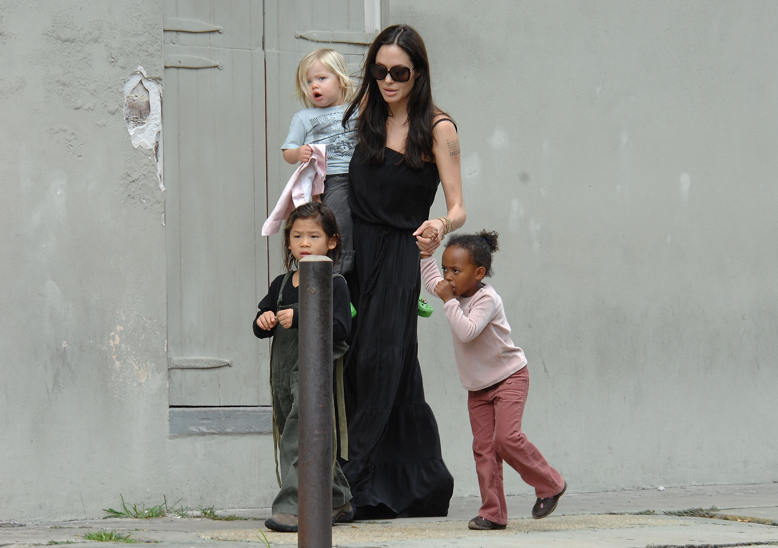 Angelina Jolie con Zahara, Pax y Shiloh Jolie-Pitt el 6 de octubre de 2008, en Nueva Orleans, Luisiana. | Fuente: Getty Images