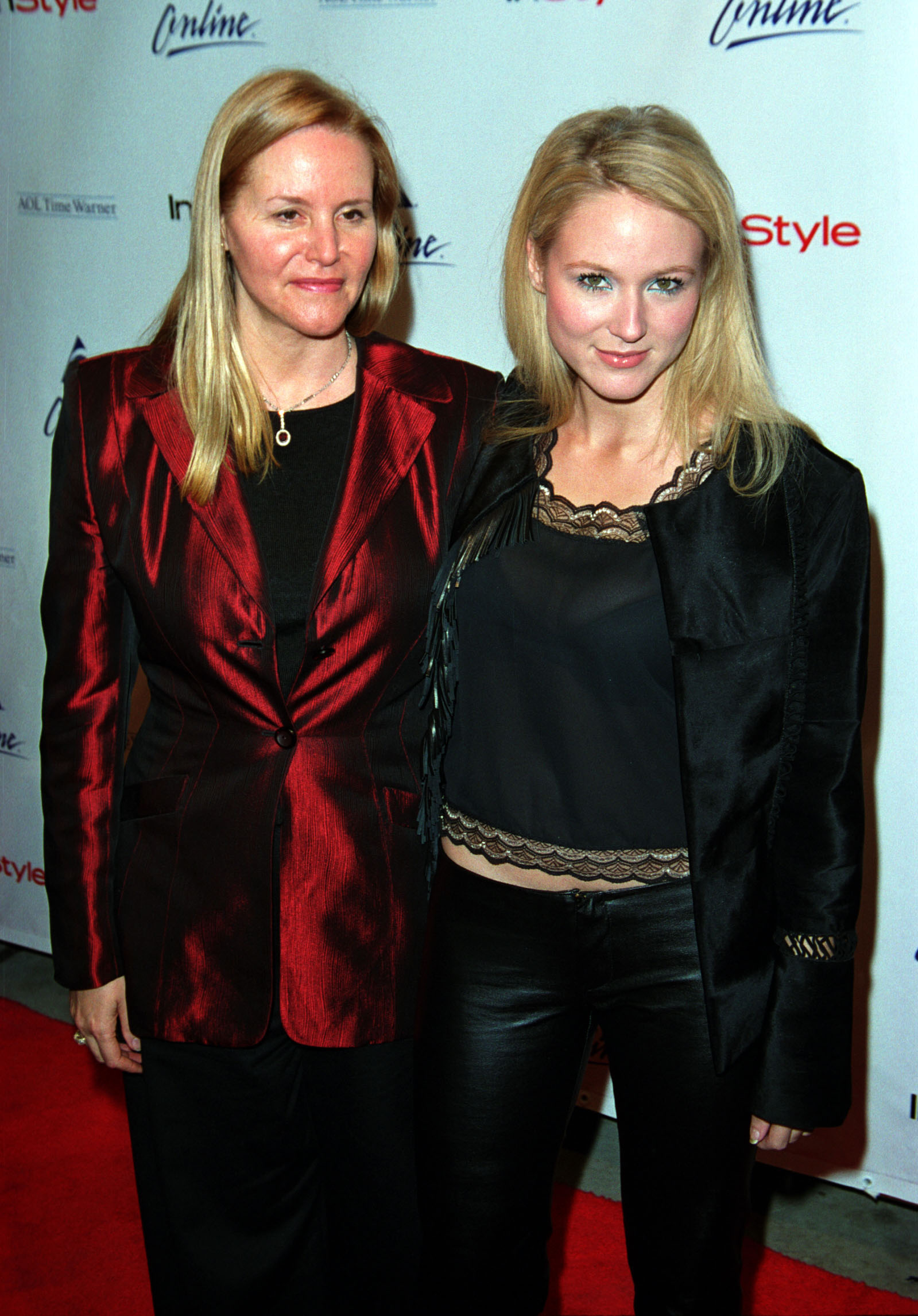 Lenedra Carroll y Jewel en Helping Hands 2 en el American Folk Art Museum de Nueva York, el 12 de diciembre de 2001 | Fuente: Getty Images