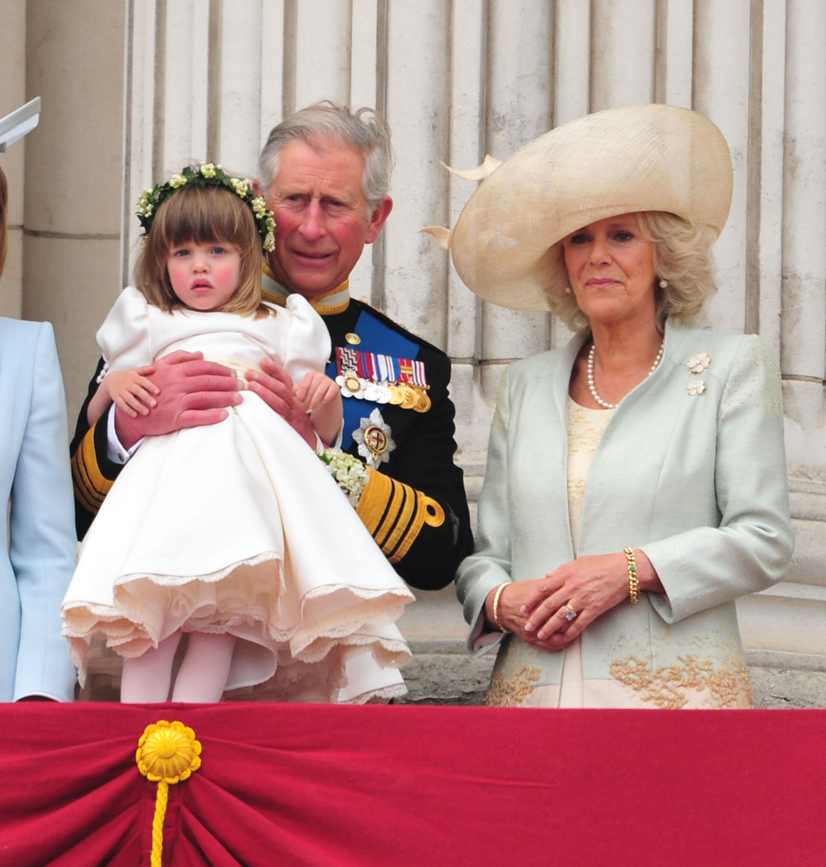 Eliza Lopes, el Rey Charlesy la Reina Camilla saludan a una multitud de admiradores en el Palacio de Buckingham en Londres, Inglaterra, el 29 de abril de 2011. | Fuente: Getty Images