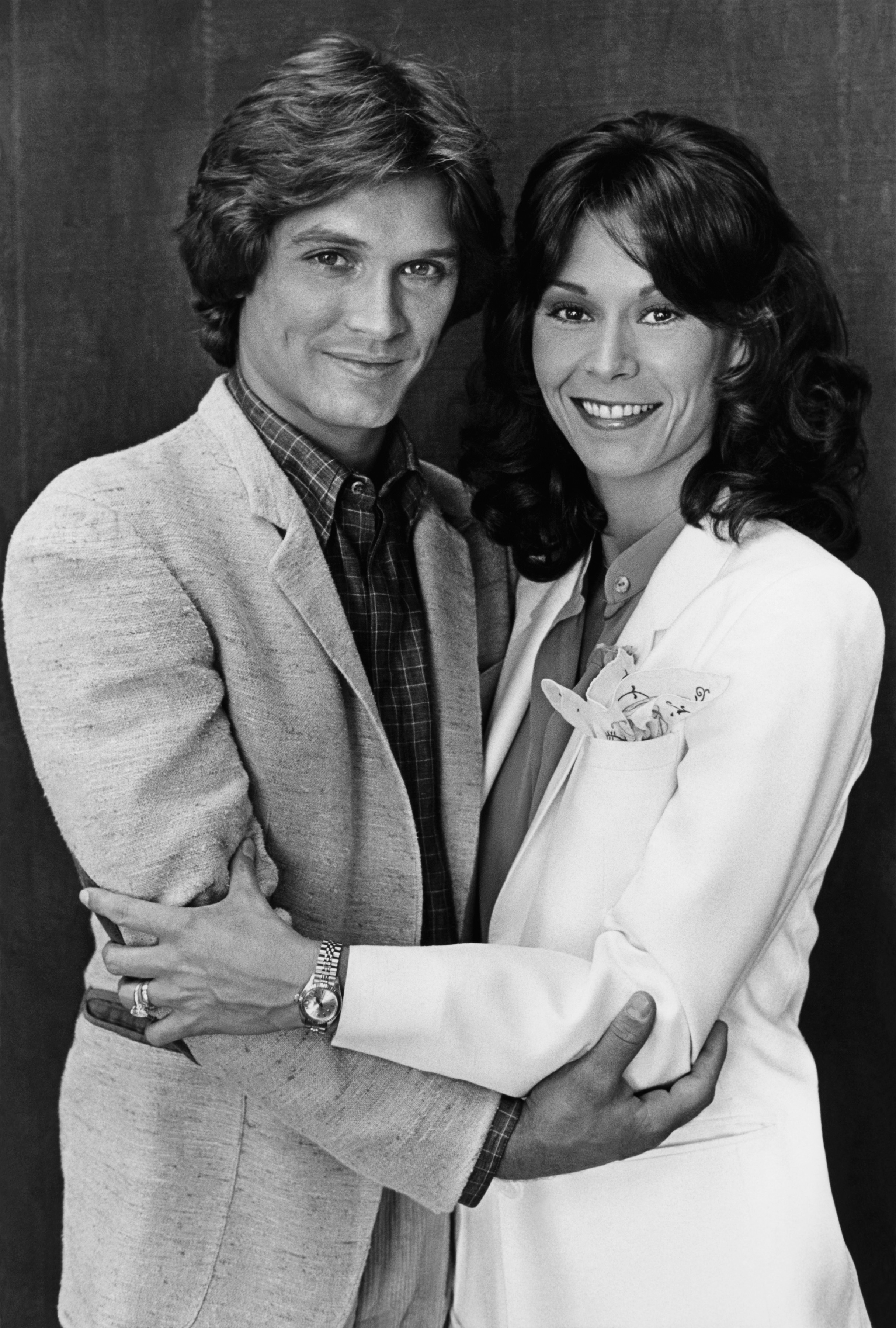 Andrew Stevens y Kate Jackson fotografiados el 1 de enero de 1978 en Beverly Hills, California. | Fuente: Getty Images