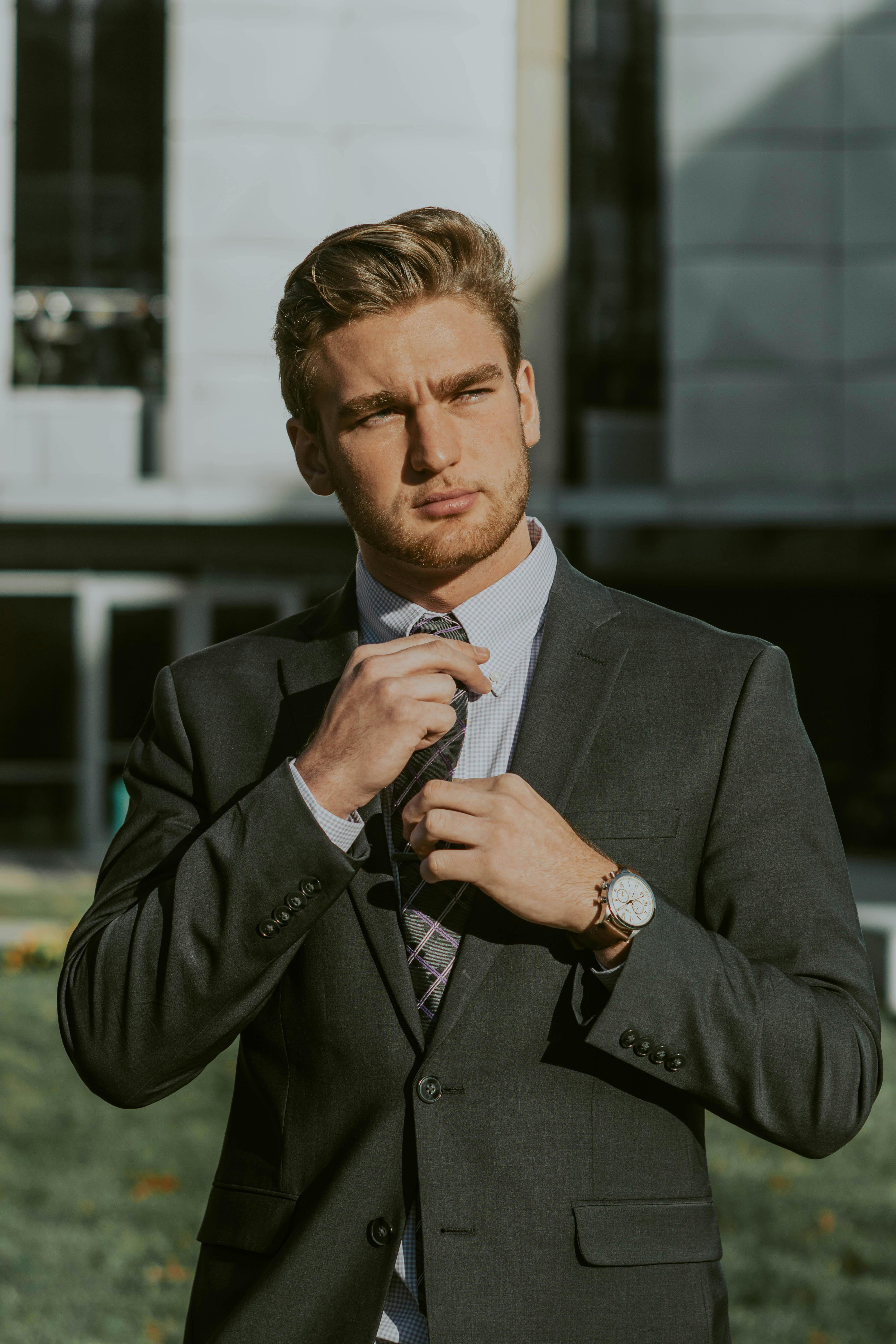 Elegante joven con traje y corbata | Fuente: Pexels