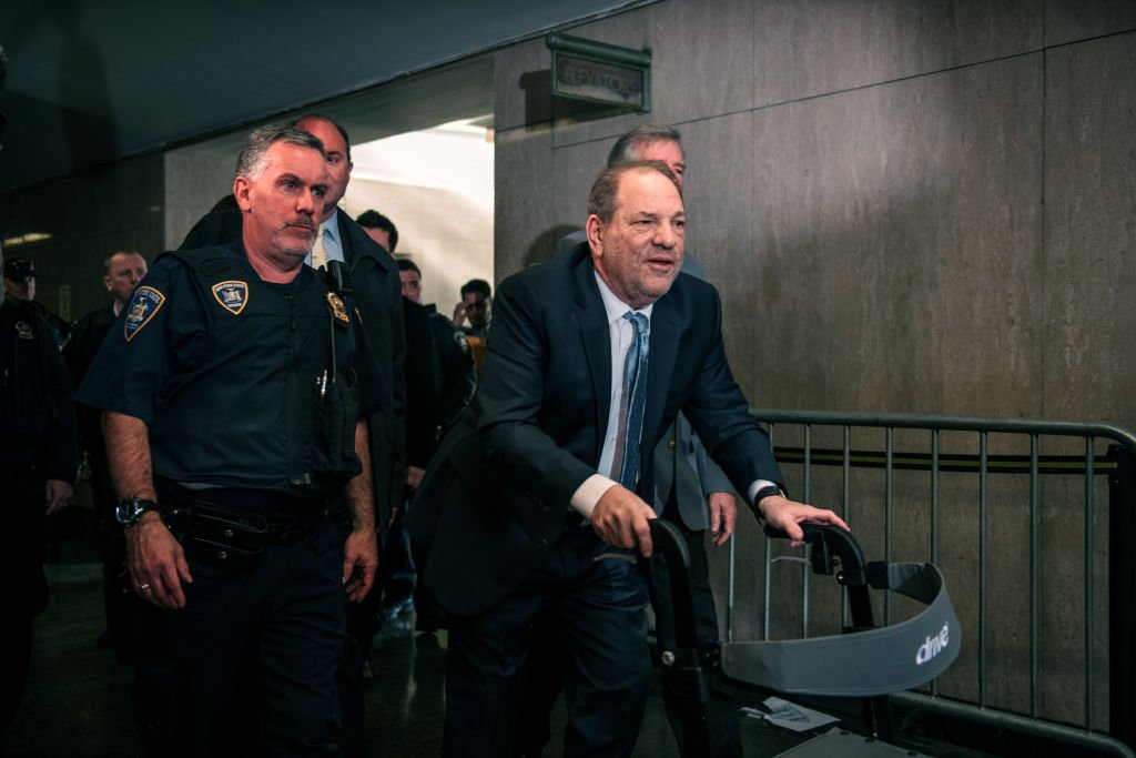 El productor de películas Harvey Weinstein ingresa al Tribunal Penal de la Ciudad de Nueva York el 24 de febrero de 2020 en la ciudad de Nueva York. | Foto por Scott Heins vía Getty Images