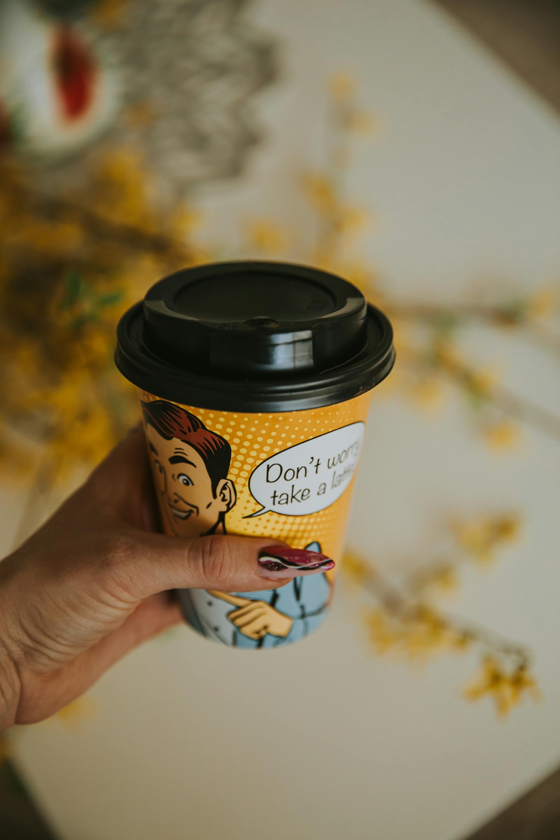 Una mujer con una taza de café en la mano | Fuente: Pexels