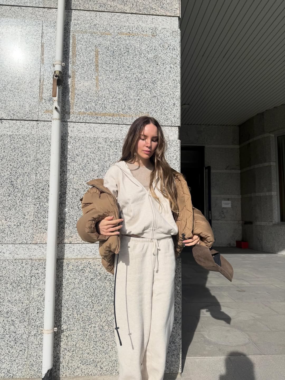 Belinda luciendo un conjunto deportivo desde Madrid | Fuente: Instagram/belindapop