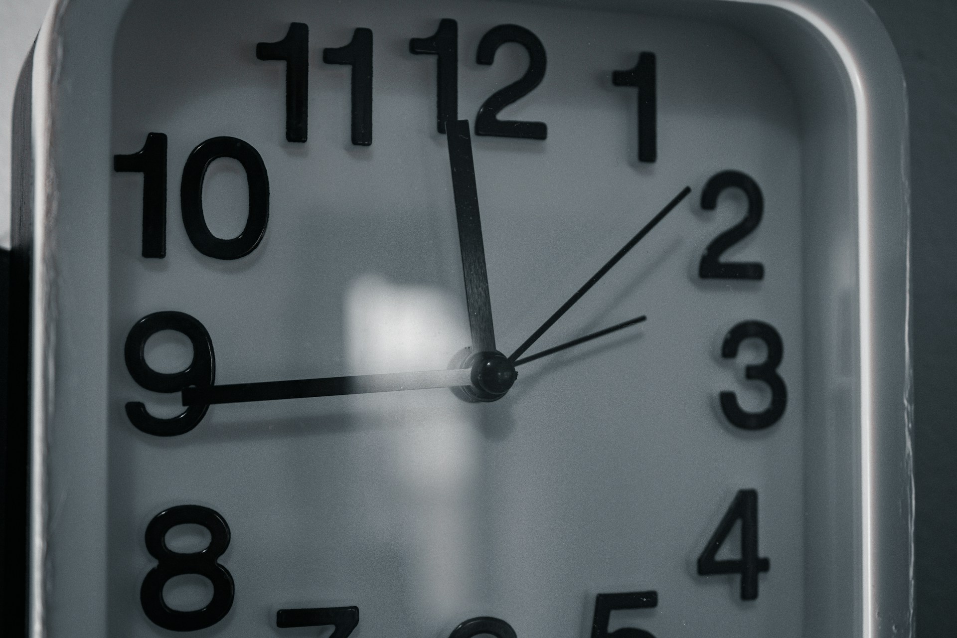 Primer plano de un reloj | Fuente: Unsplash