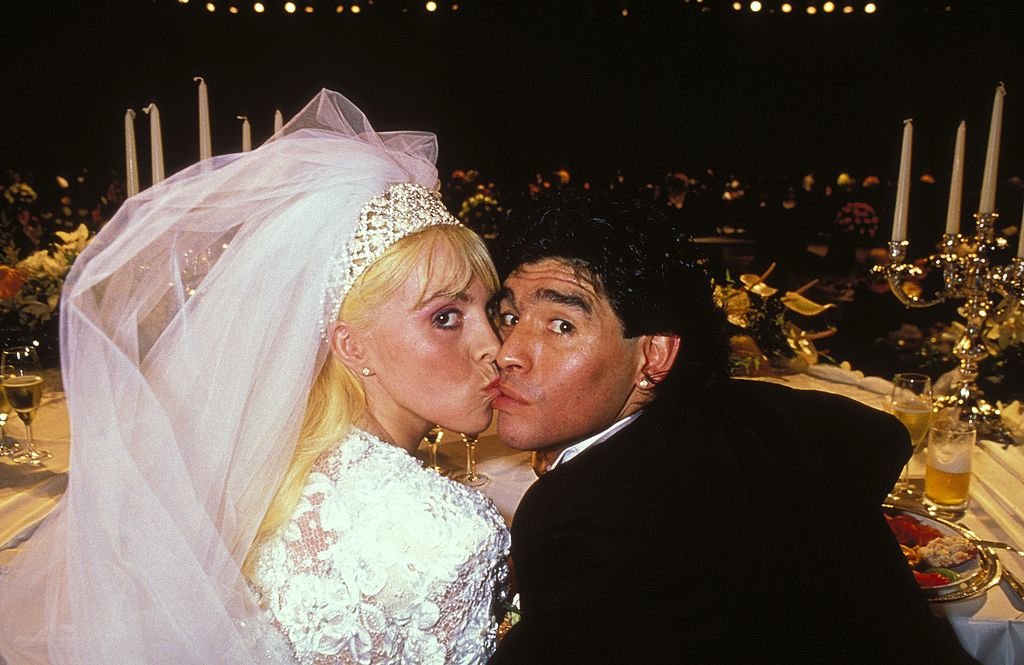 Diego Maradona y Claudia Villafañe durante su boda en el Estadio Luna Park, el 7 de noviembre de 1989 en Buenos Aires, Argentina. | Foto: Getty Images