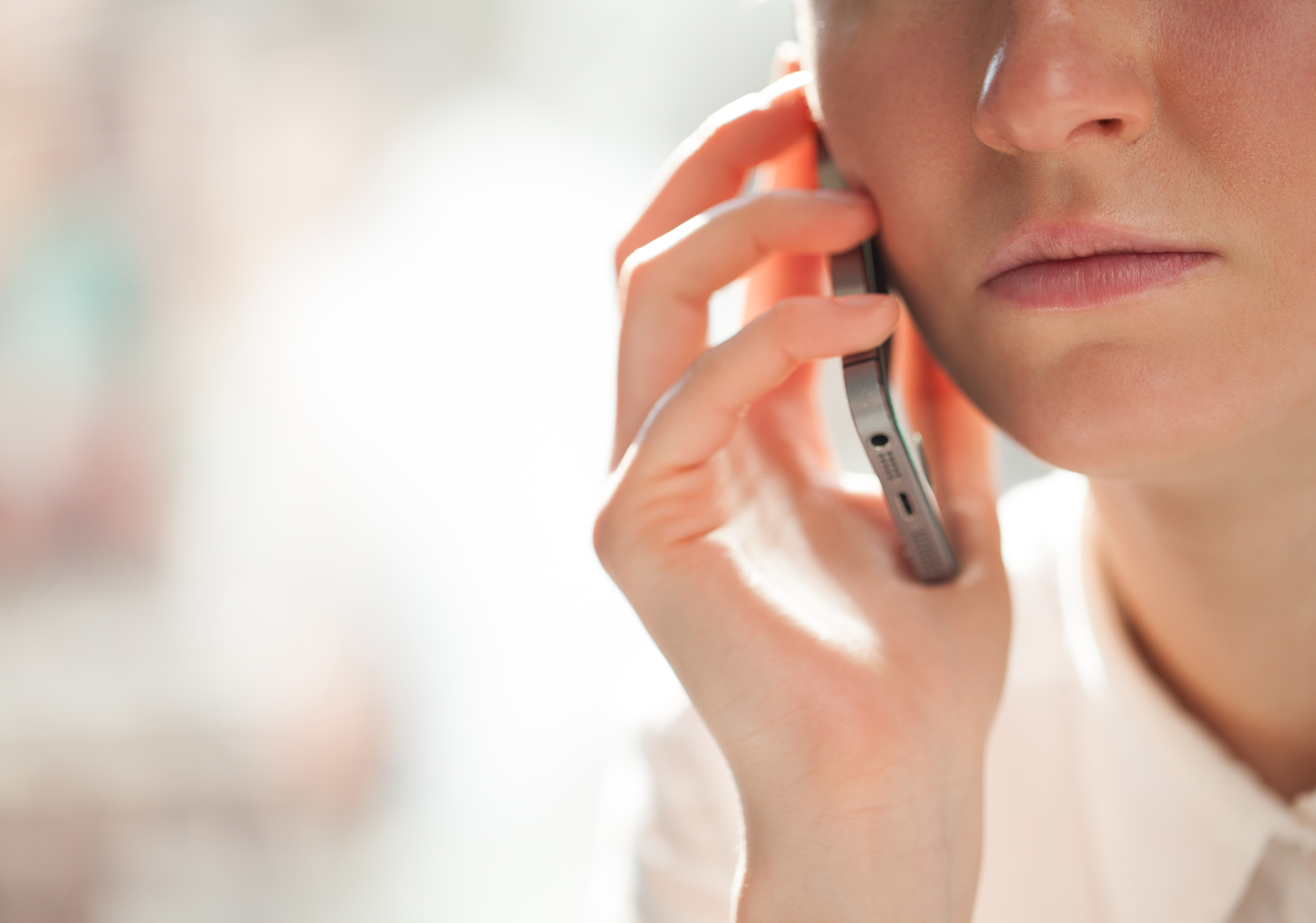 Primer plano de una mujer hablando por teléfono | Fuente: Shutterstock