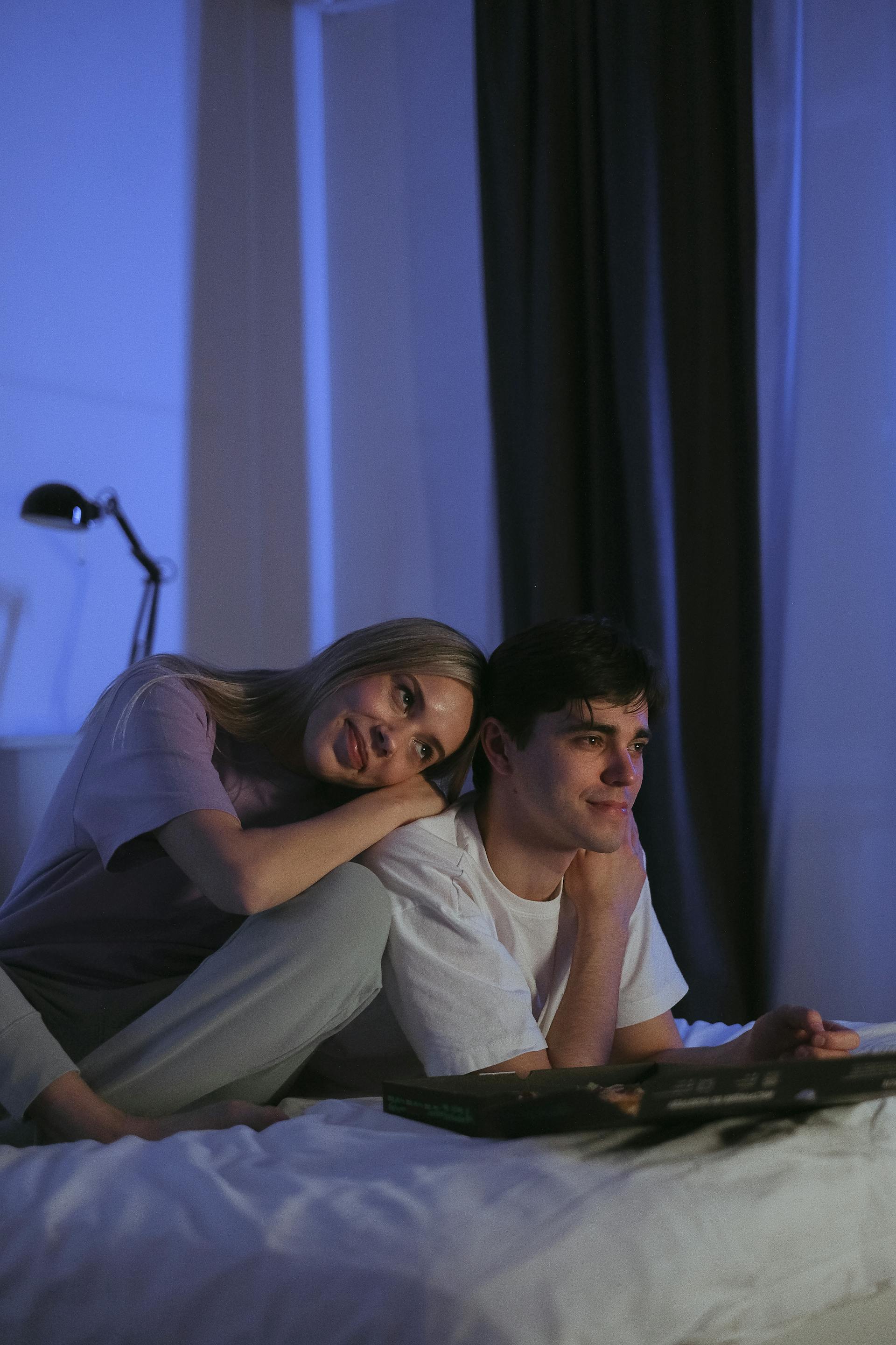 Una pareja hablando en la cama | Foto: Pexels
