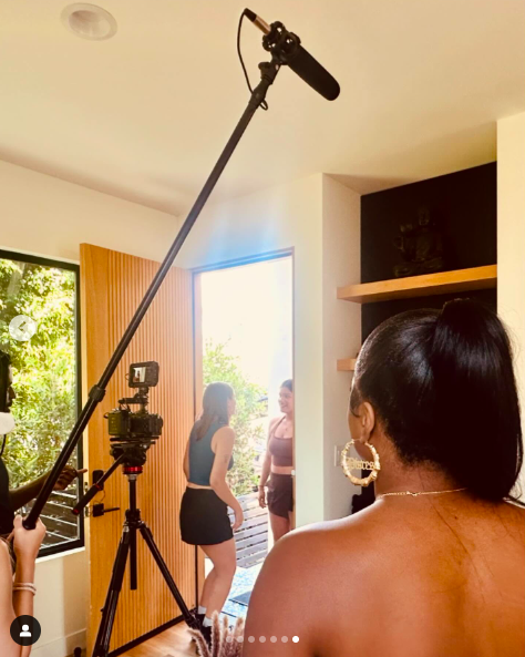 Alysha Burney dirigiendo/observando mientras se filma una escena de su película "Hot Girl Getaway" con dos actrices, publicada el 22 de julio de 2024. | Fuente: Instagram/alyshaburney_