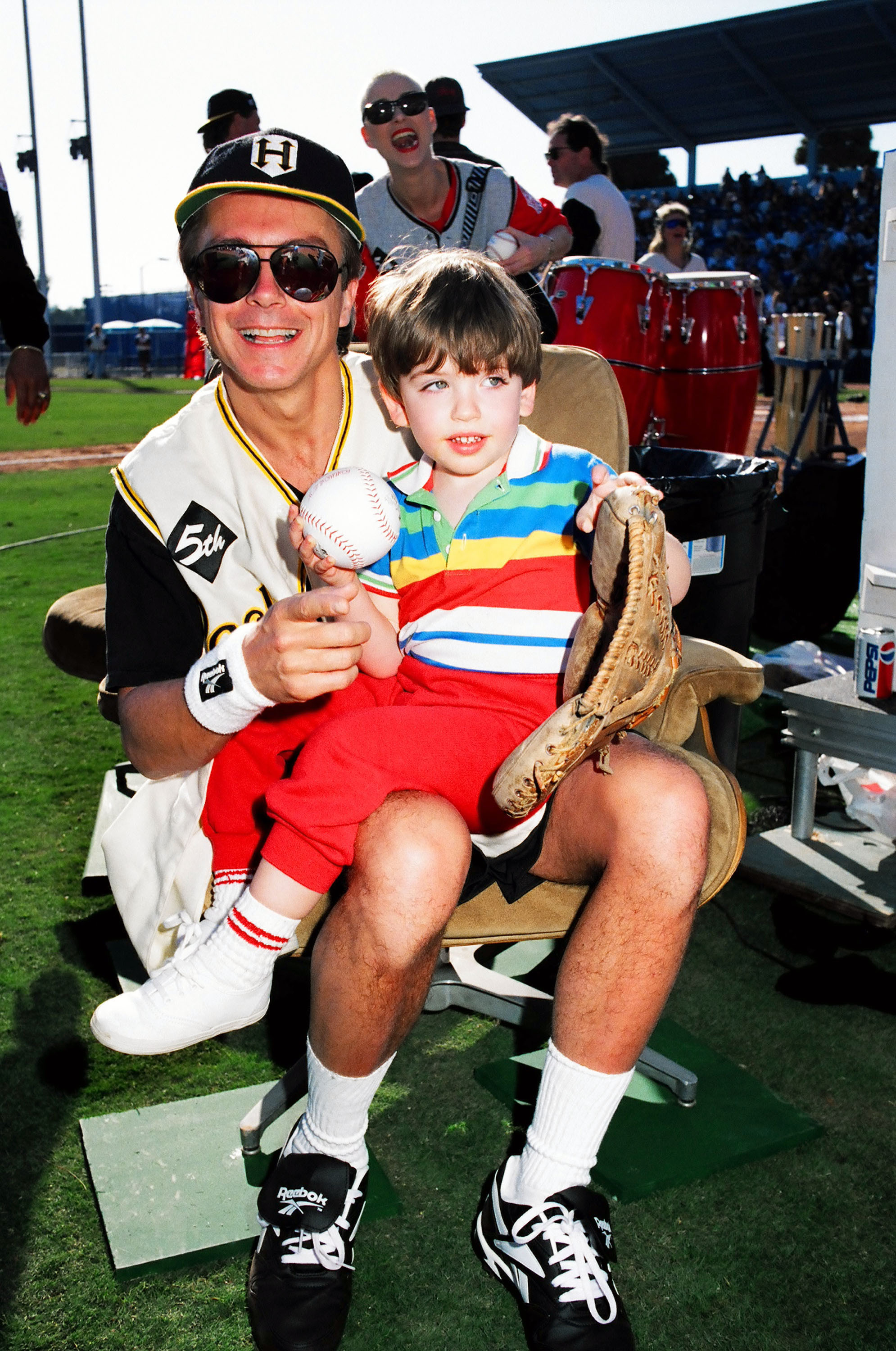 David y Beau Cassidy durante el 3er Rock 'n Jock Softball anual de la MTV el 23 de enero de 1992, en Long Beach, California. | Fuente: Getty Images