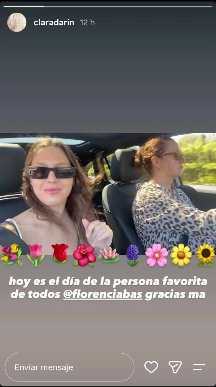Florencia Bas junto a su hija Clara Darín de paseo en un automóvil | Fuente: Instagram Stories/claradarin
