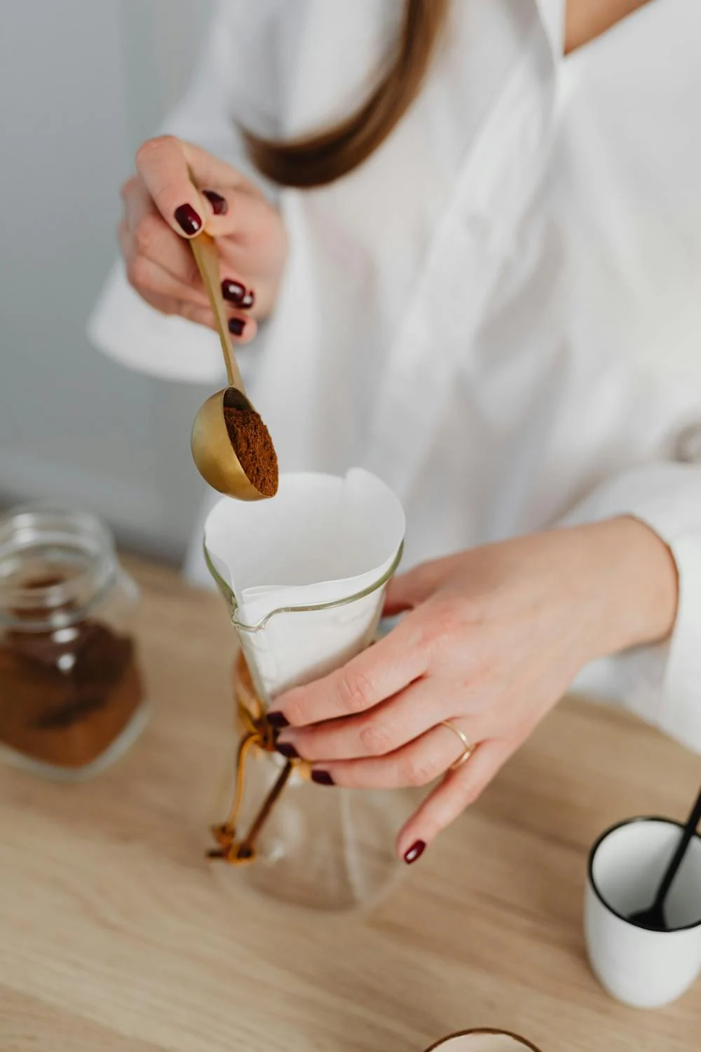 Una mujer haciendo café | Fuente: Pexels