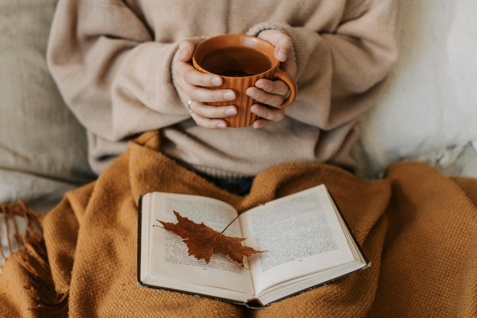 Una mujer con una taza de té en la mano | Fuente: Pexels