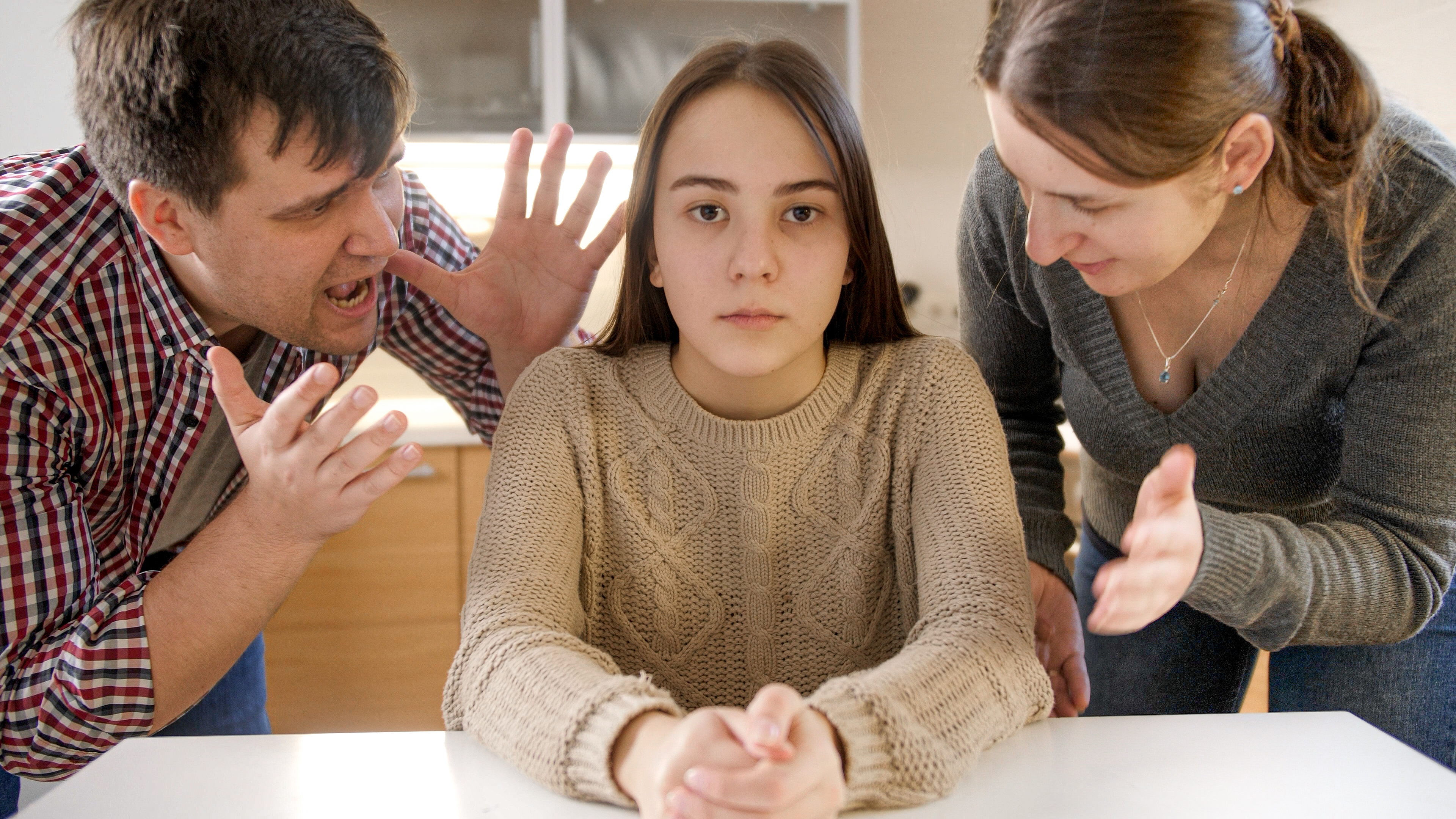 Padres gritando a su hija | Fuente: Shutterstock