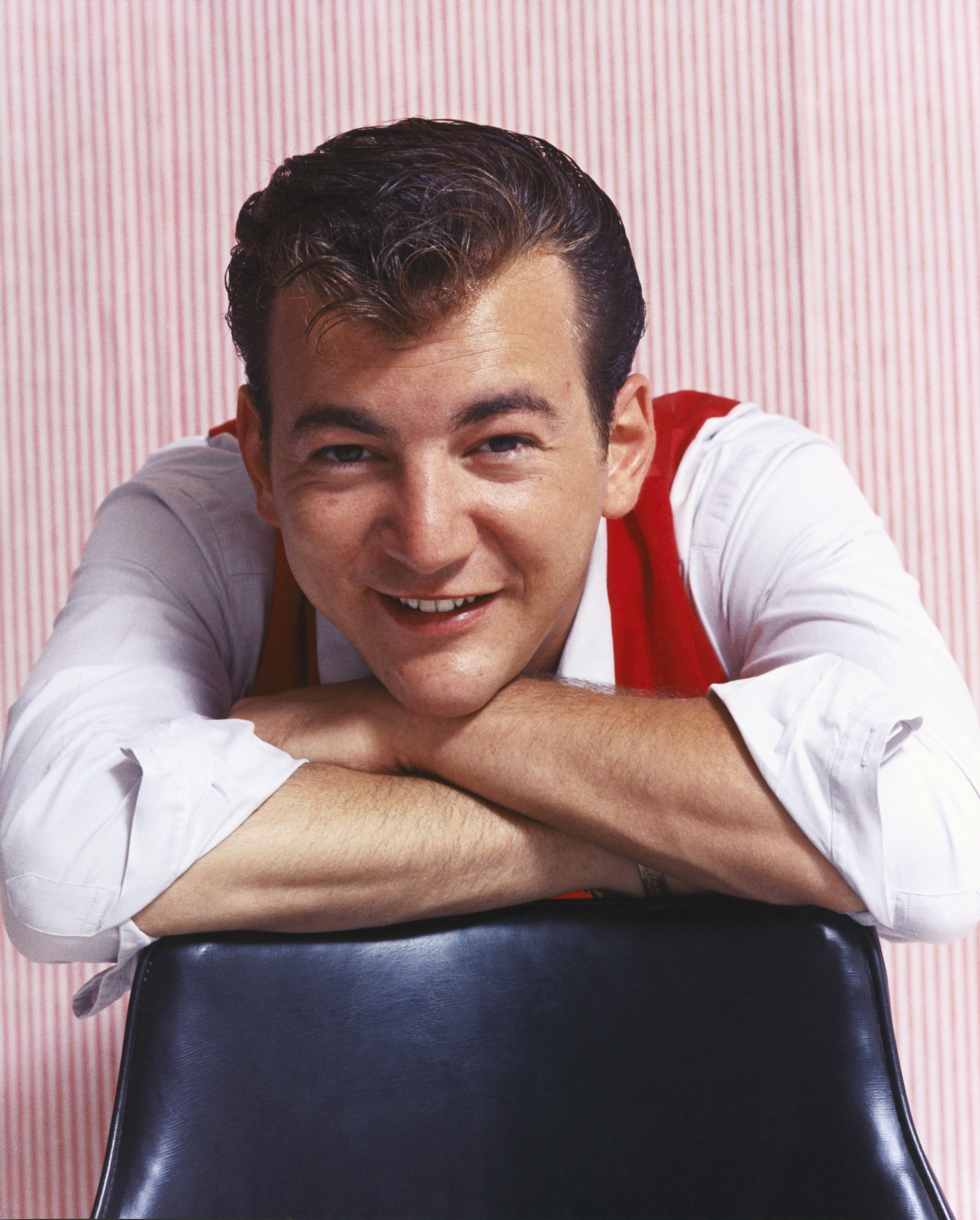 Bobby Darin posa para una foto en agosto de 1963, en Los Ángeles, California | Fuente: Getty Images